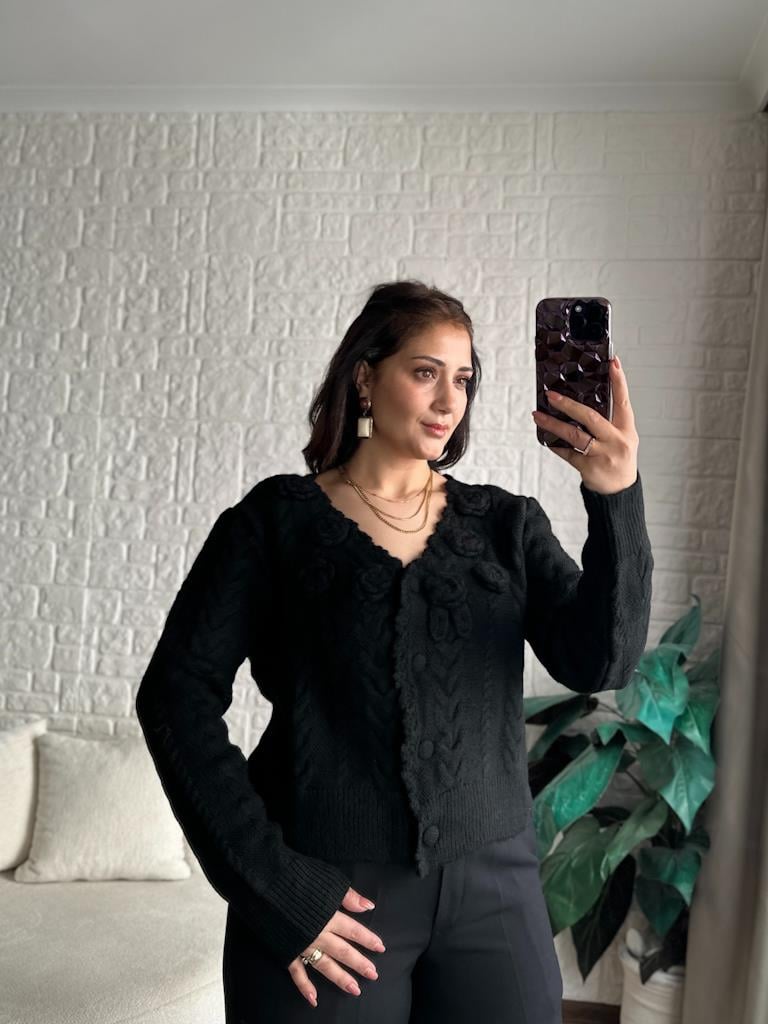 V Yaka Örme Gül Detay Triko Hırka Siyah