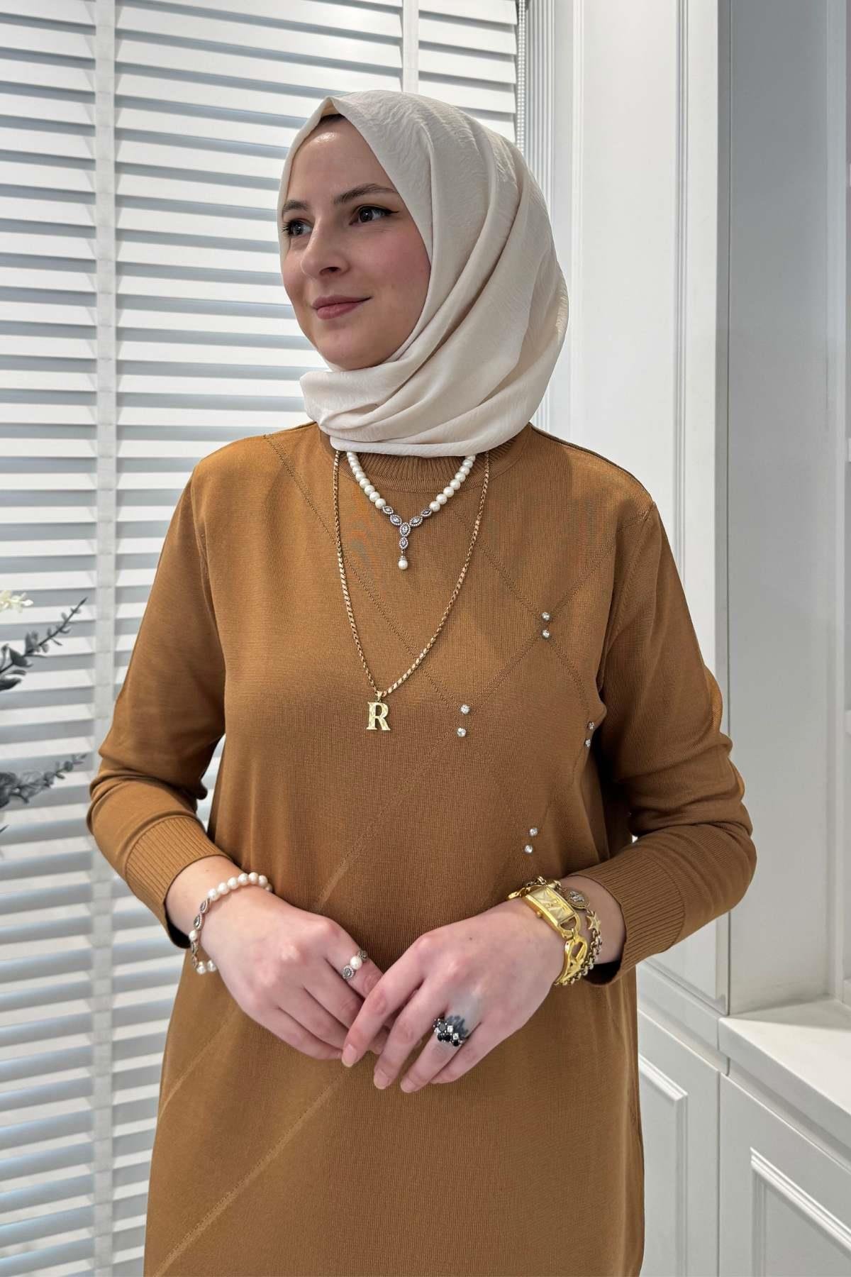 Gonca Taşlı Triko Tunik Gri - Rabia Şamlı | Tesettür Giyim, Elbise ve Kadın Giyim Modası