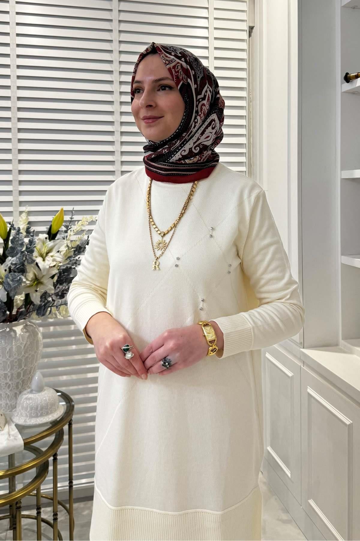 Gonca Taşlı Triko Tunik Gri - Rabia Şamlı | Tesettür Giyim, Elbise ve Kadın Giyim Modası