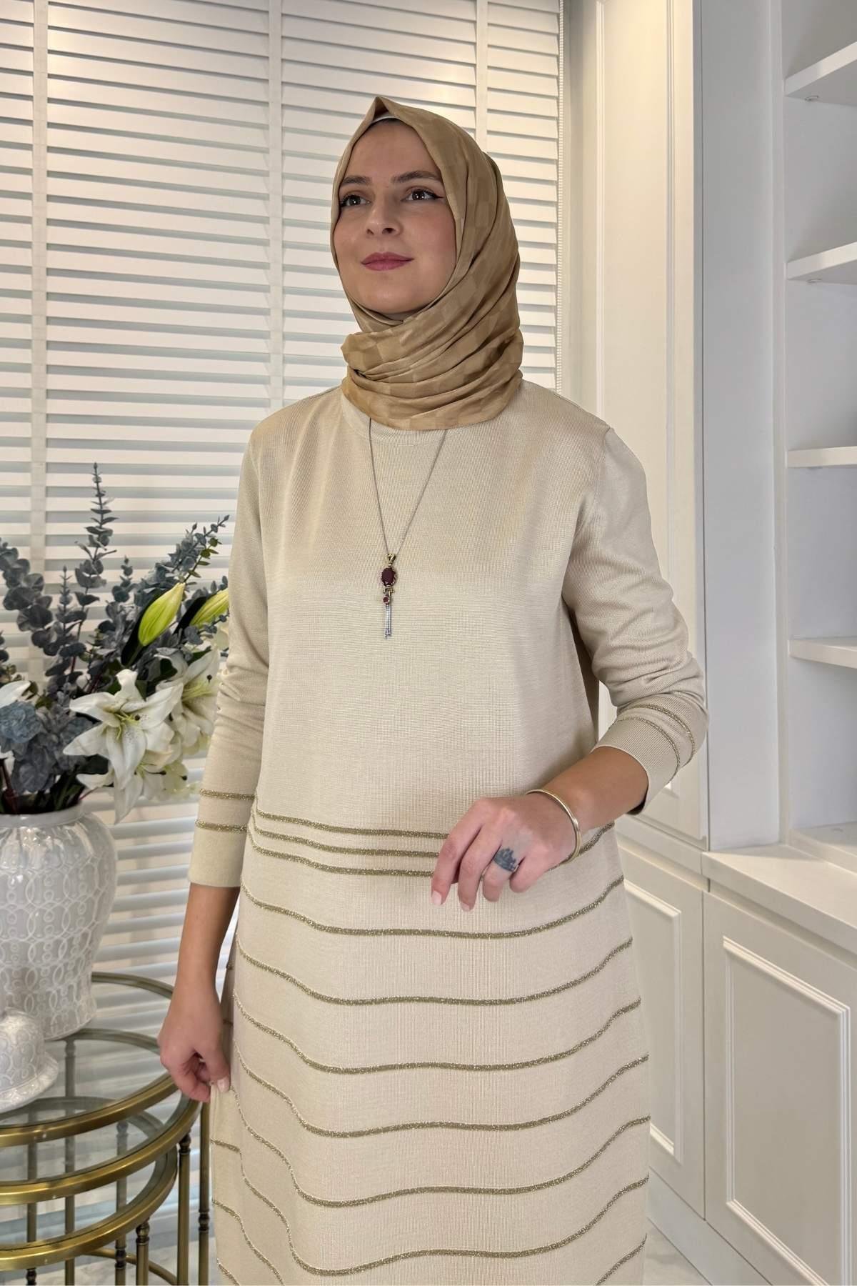 Nisan Simli Triko Elbise Sütlü Kahve | Rabia Şamlı | Tesettür Giyim, Elbise ve Kadın Giyim Modası