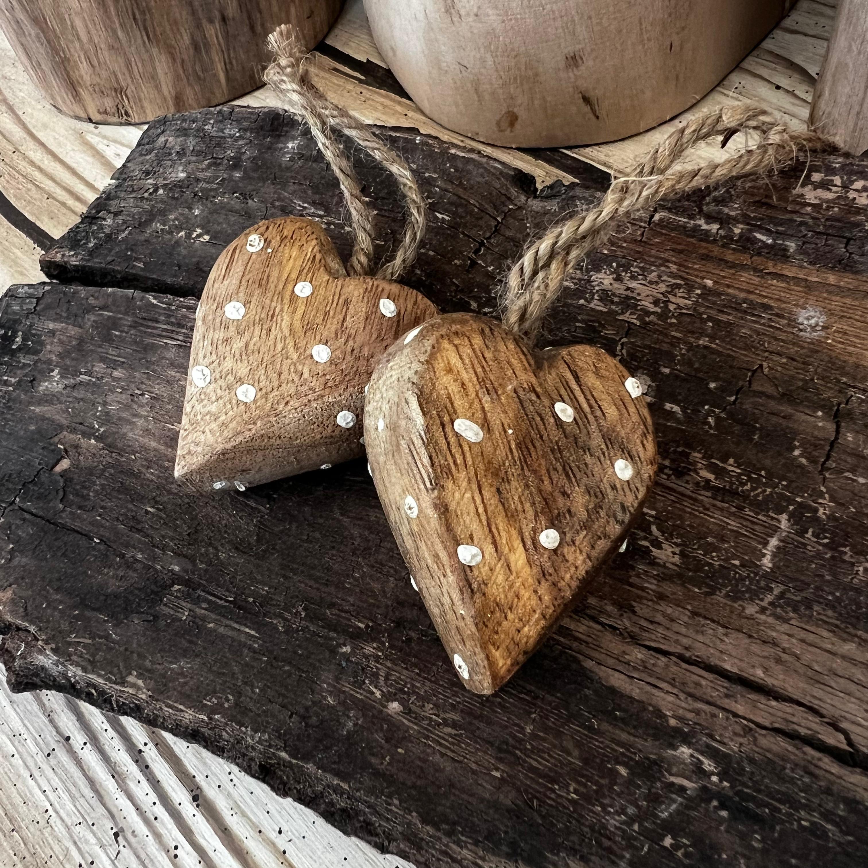 AHŞAP BEYAZ PUANTİYELİ KALPLİ KULP