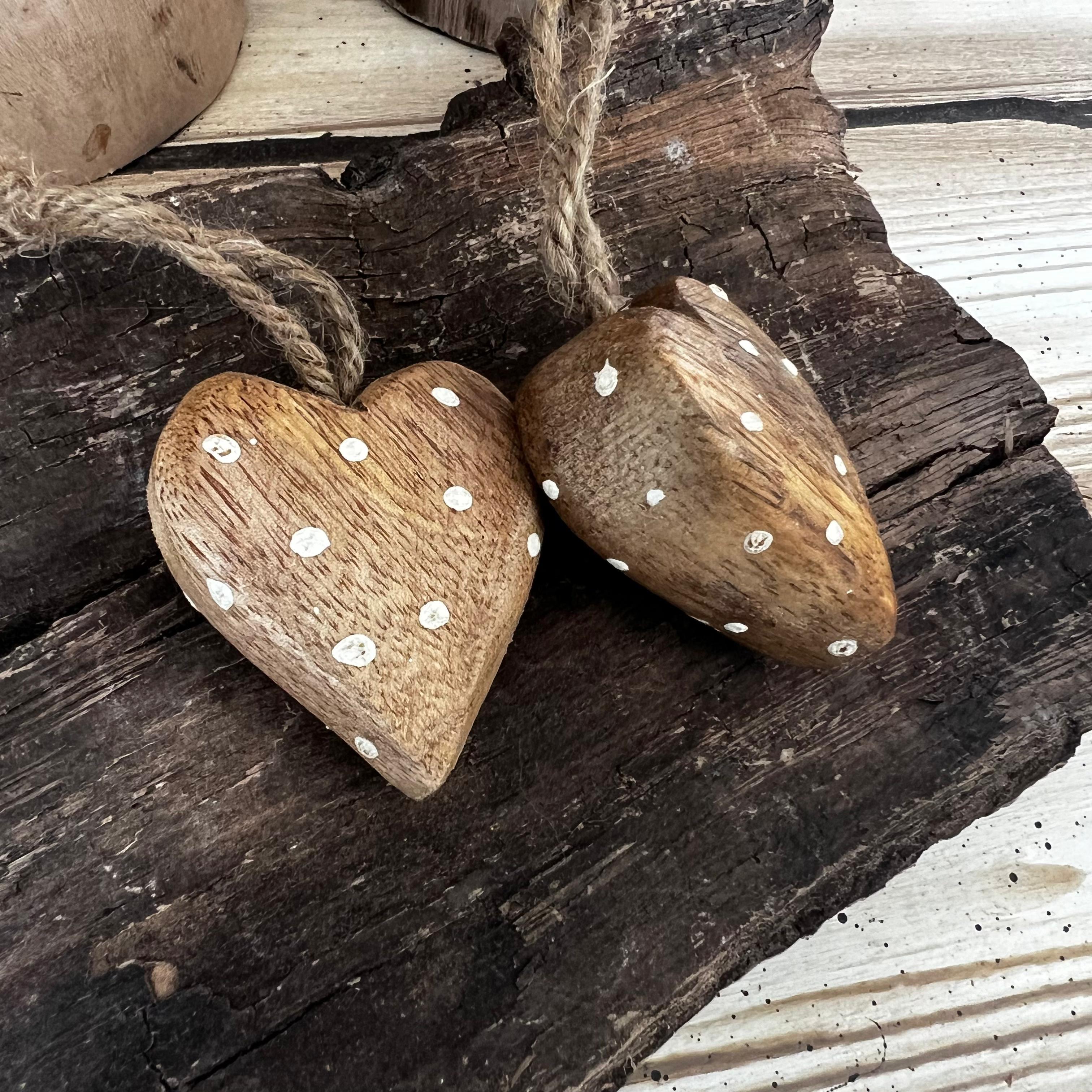 AHŞAP BEYAZ PUANTİYELİ KALPLİ KULP