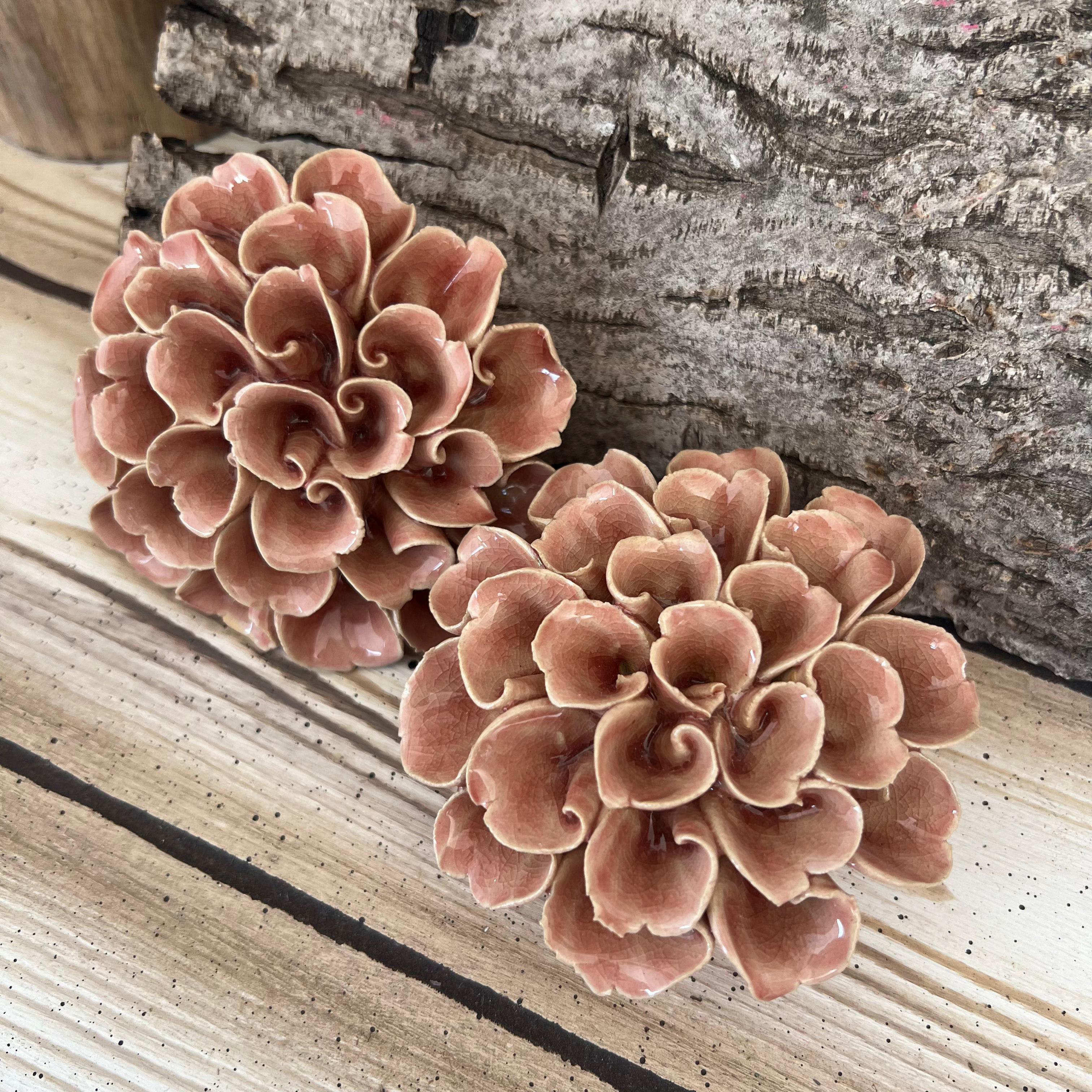 PEMBE SIRLI SERAMİK ÇİÇEK KULP