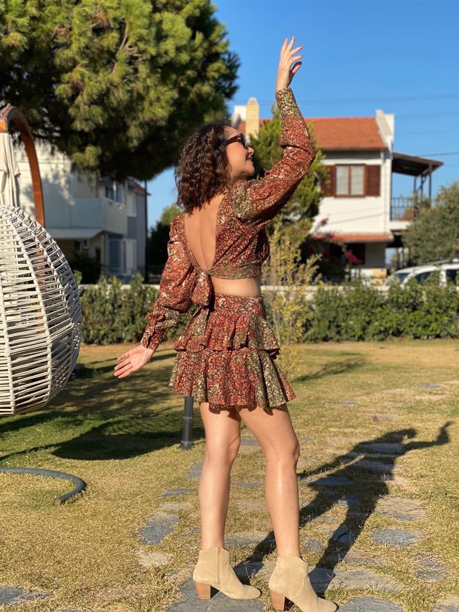 ÇOK RENKLİ SIRTI V BAĞLAMALI BLUZ