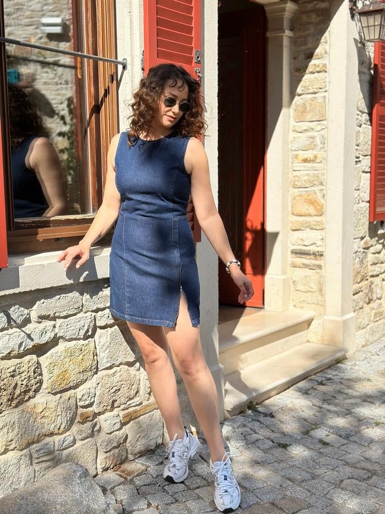 KOLSUZ DEKOLTE DETAY KOT ELBİSE