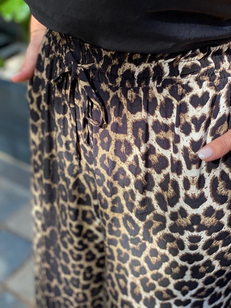 SİYAH BELİ LASTİKLİ LEOPAR BOL PAÇA PANTOLON