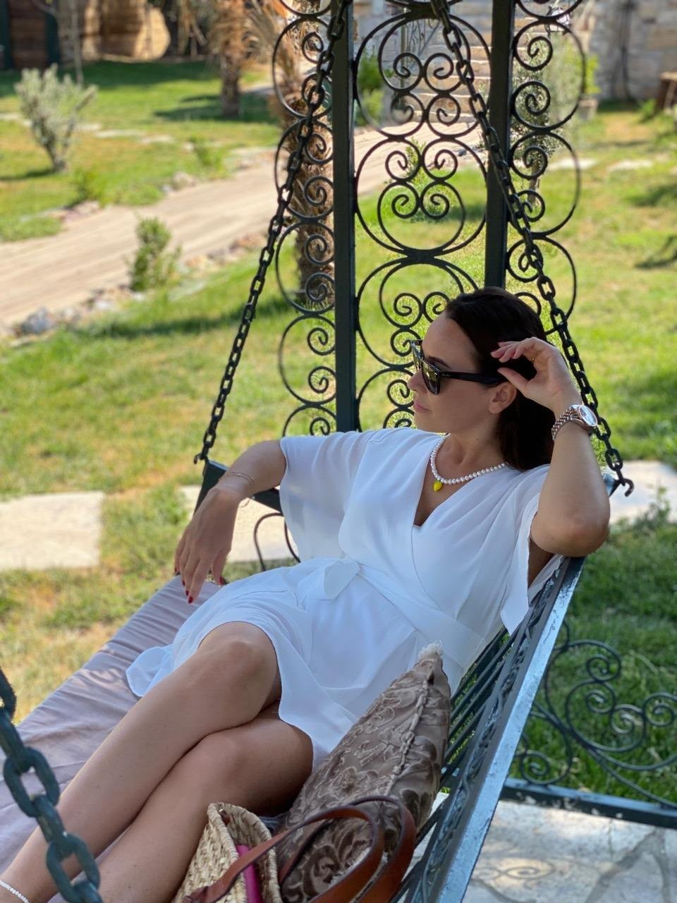 V YAKA KEMERLİ KISA TULUM