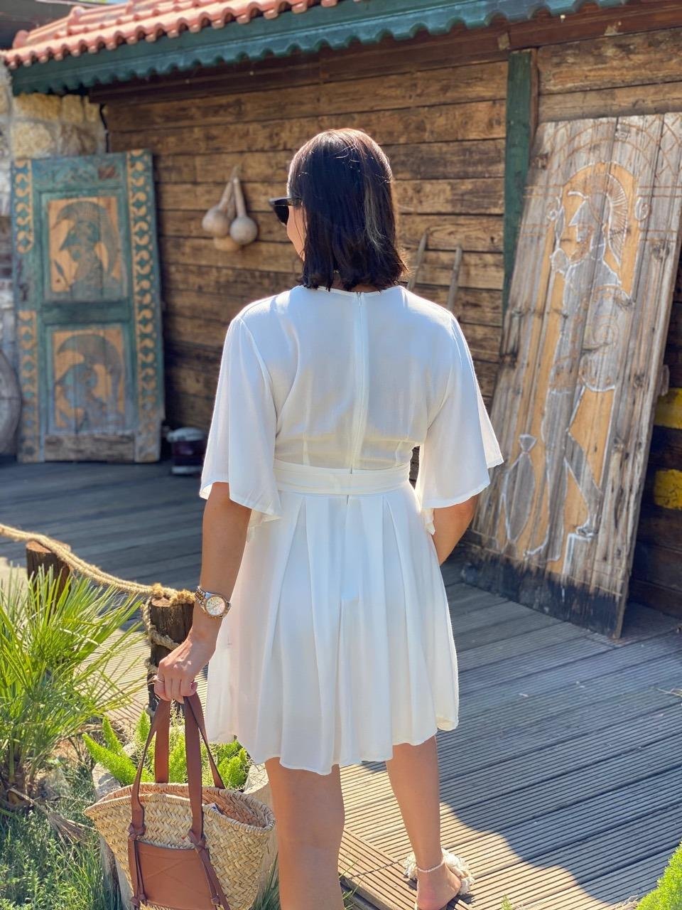 V YAKA KEMERLİ KISA TULUM