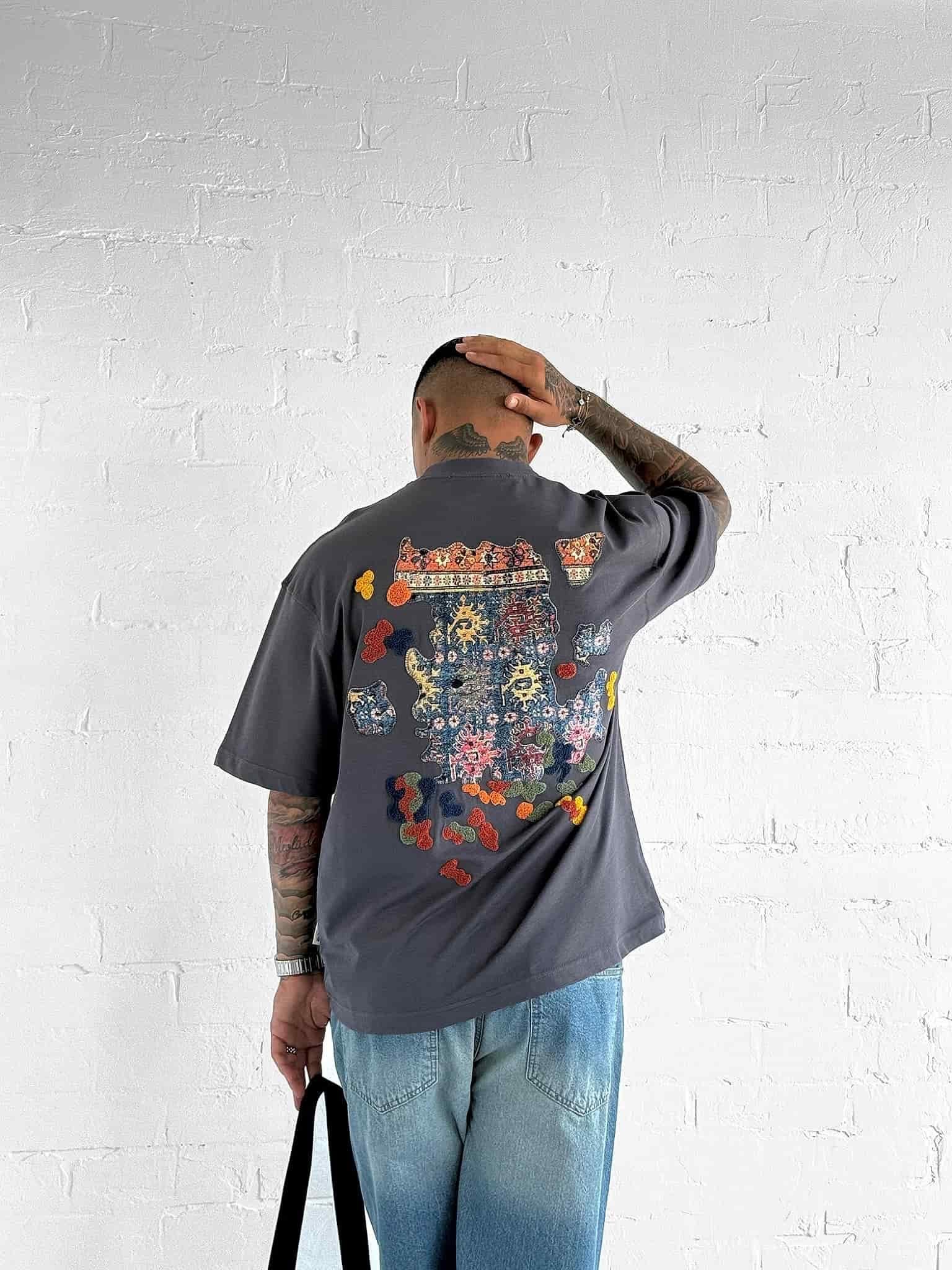 Erkek Arka Kabartmalı Baskılı T-Shırt Füme