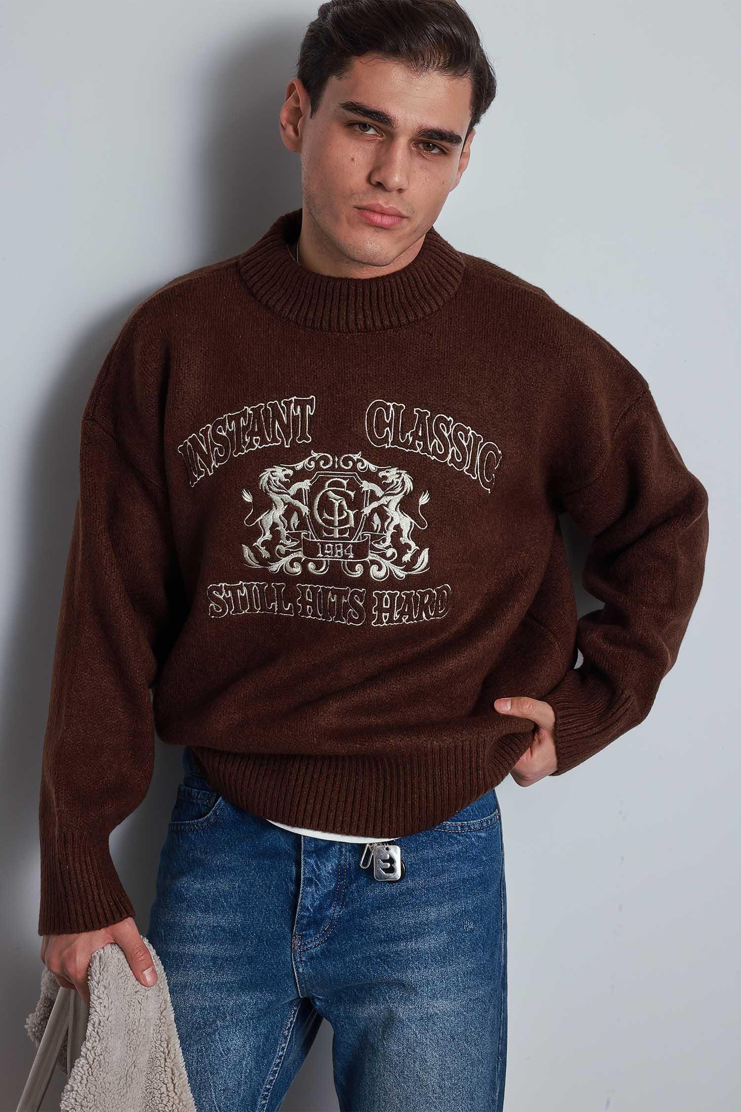 Erkek Oversize Bisiklet Yaka Nakışlı Triko Kazak Kahve