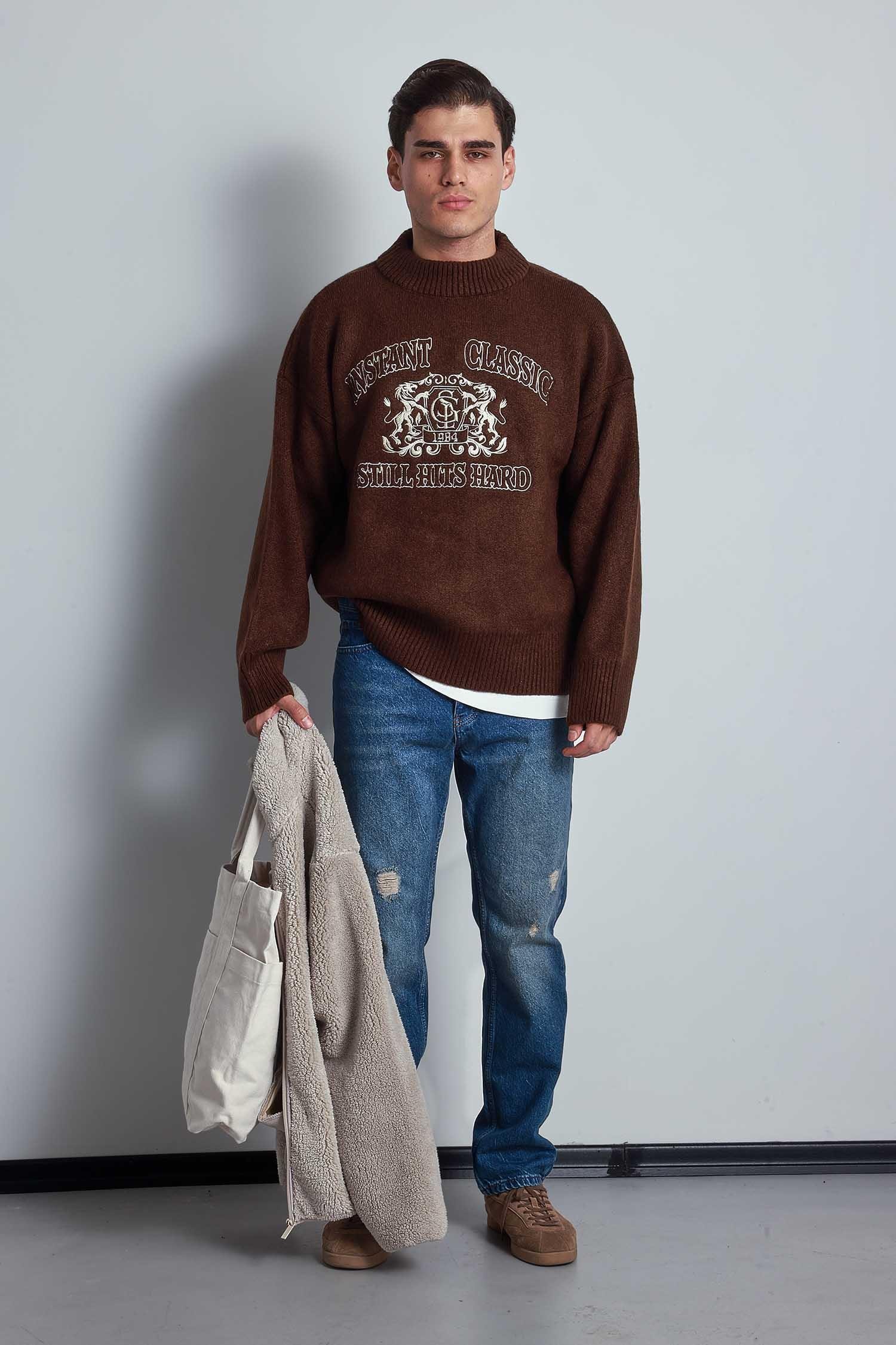 Erkek Oversize Bisiklet Yaka Nakışlı Triko Kazak Kahve