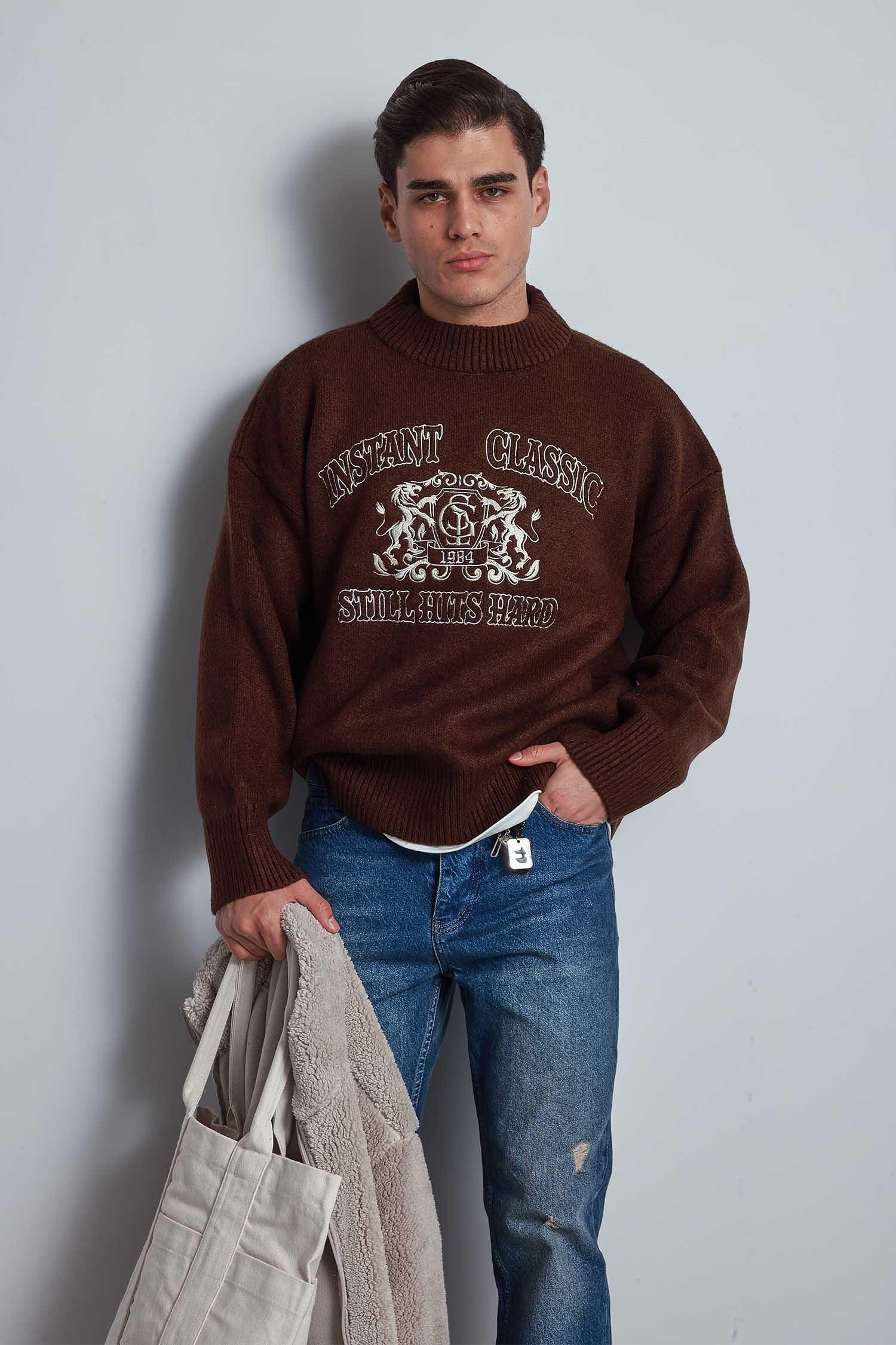 Erkek Oversize Bisiklet Yaka Nakışlı Triko Kazak Kahve