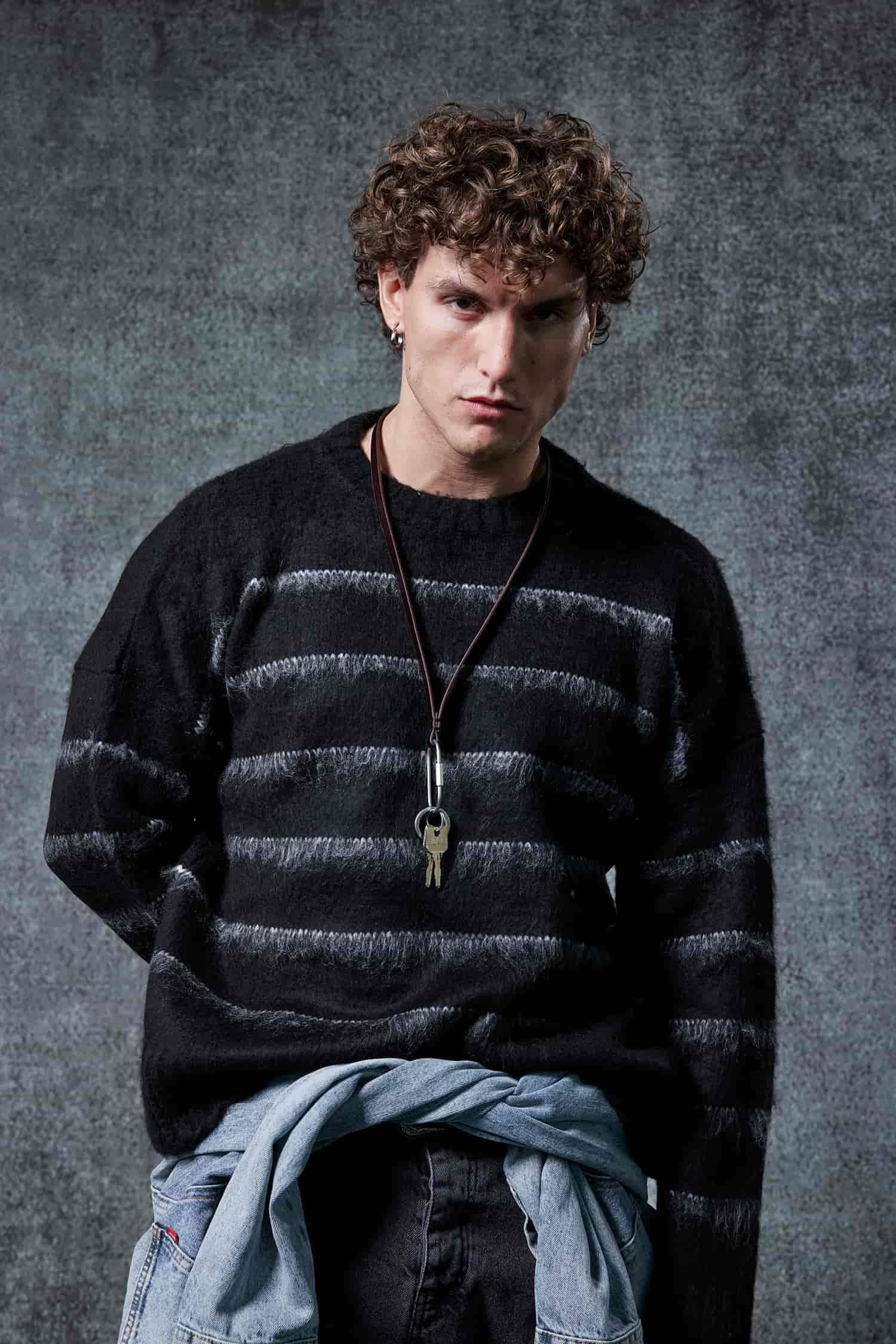 Erkek Oversize Çizgili Tüylü Triko Kazak Siyah