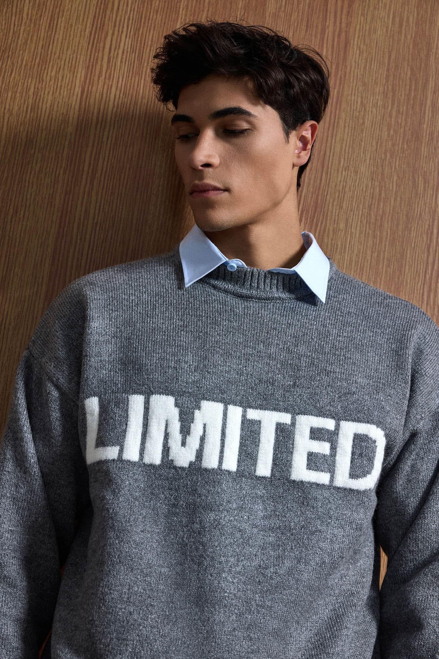 Erkek Oversize Limited Kabartma Baskılı Triko Kazak Füme