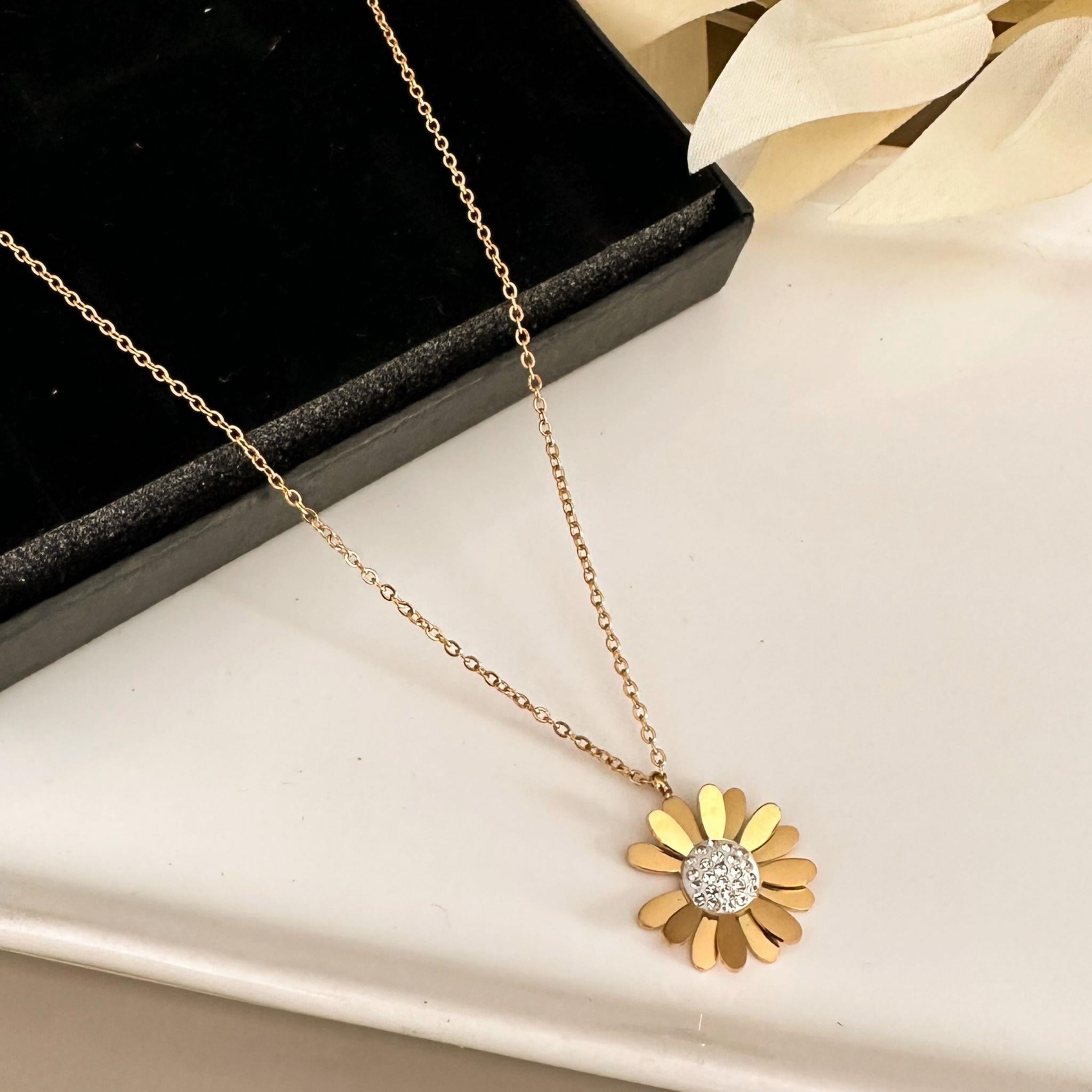 Zincir Üzerinde Küçük Papatya Detaylı Gold Altın Kaplama Kolye