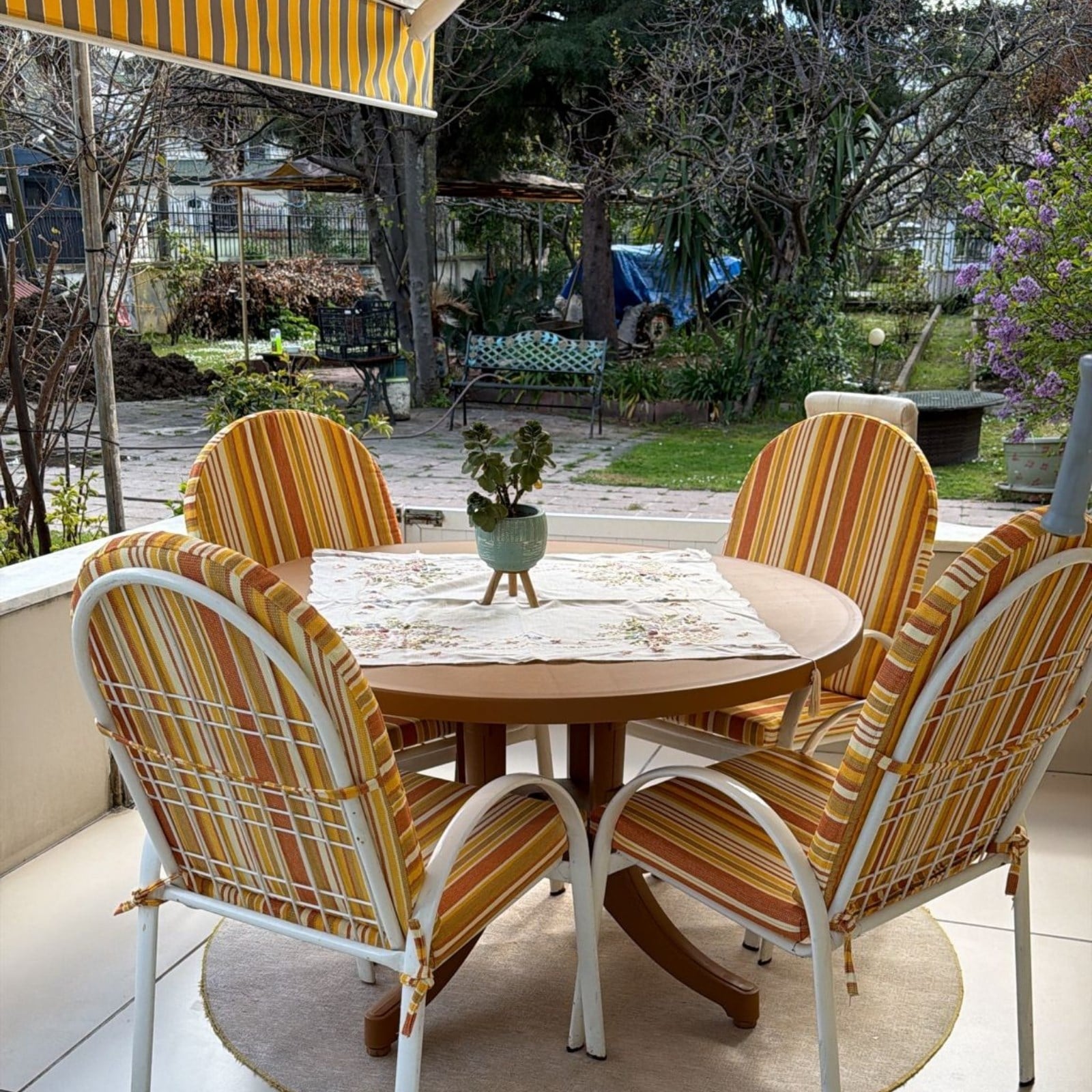 Papatya Favori 120 cm Yuvarlak Plastik Masa - 6 Kişilik Balkon, Teras, Bahçe Masası