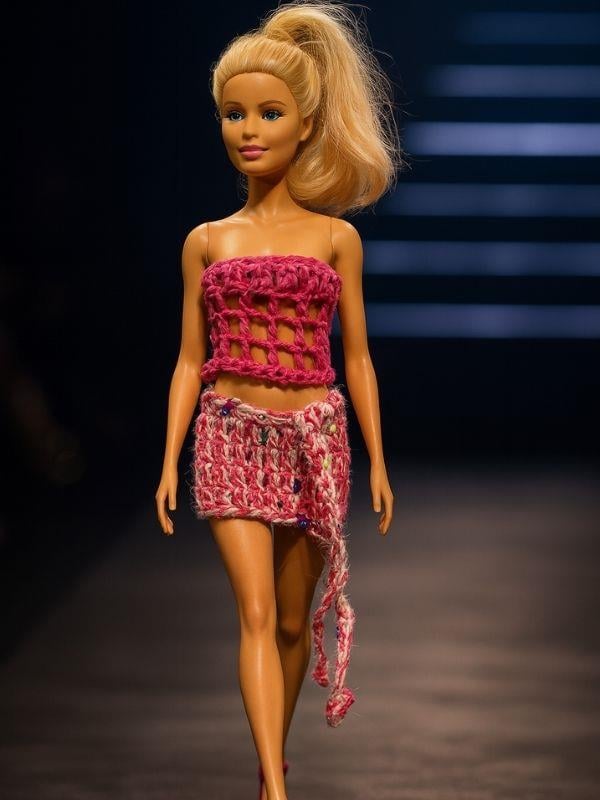 Barbie Bebek İçin El Örgüsü İkili Kombin – Kısa Üst ve Mini Etek Takımı