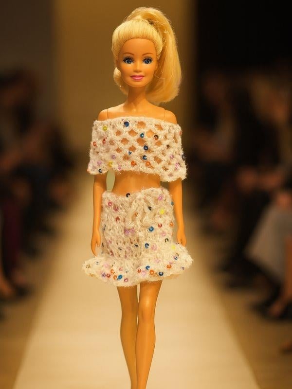 Barbie Bebek için El Örgüsü Üst ve Etek İkili Takım