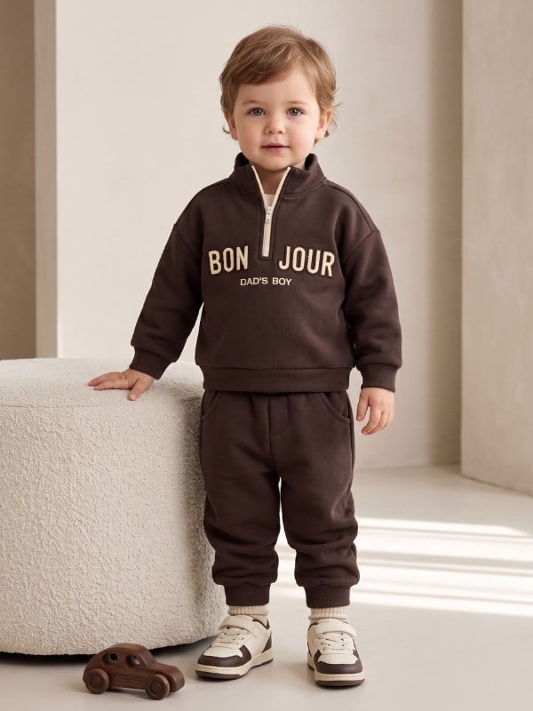 Erkek Bebek Kahverengi Yarım Balıkçı Fermuarlı Yazı Nakışlı Sweatshirt