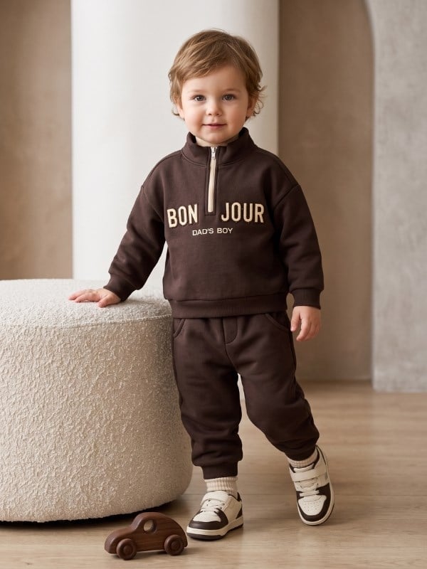 Erkek Bebek Kahverengi Yarım Balıkçı Fermuarlı Yazı Nakışlı Sweatshirt