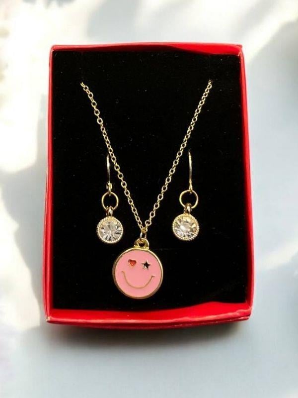 Gülen Yüz Charmlı Tasarım Kolye Küpe Set