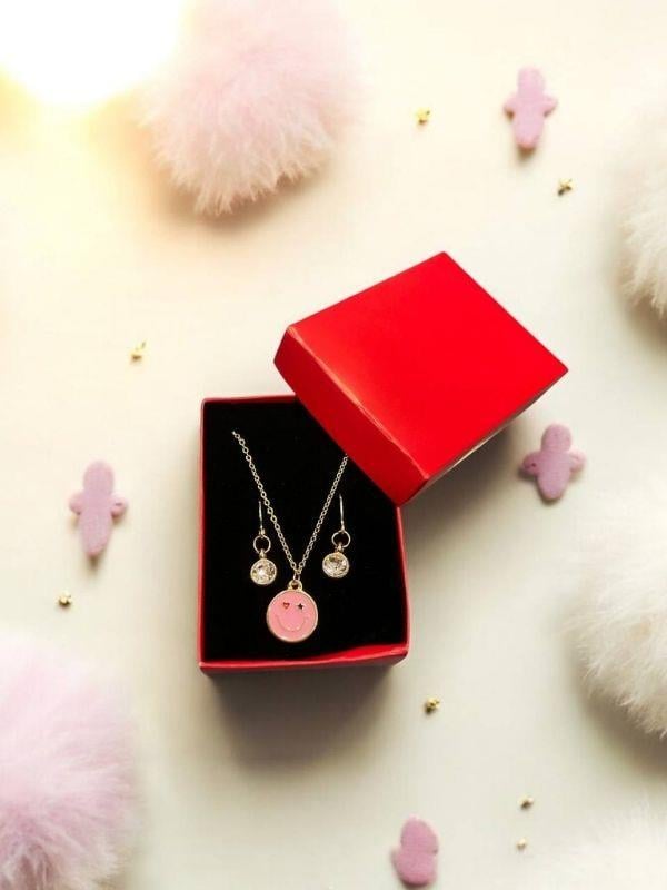 Gülen Yüz Charmlı Tasarım Kolye Küpe Set