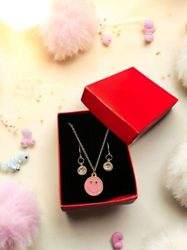 Gülen Yüz Charmlı Tasarım Kolye Küpe Set