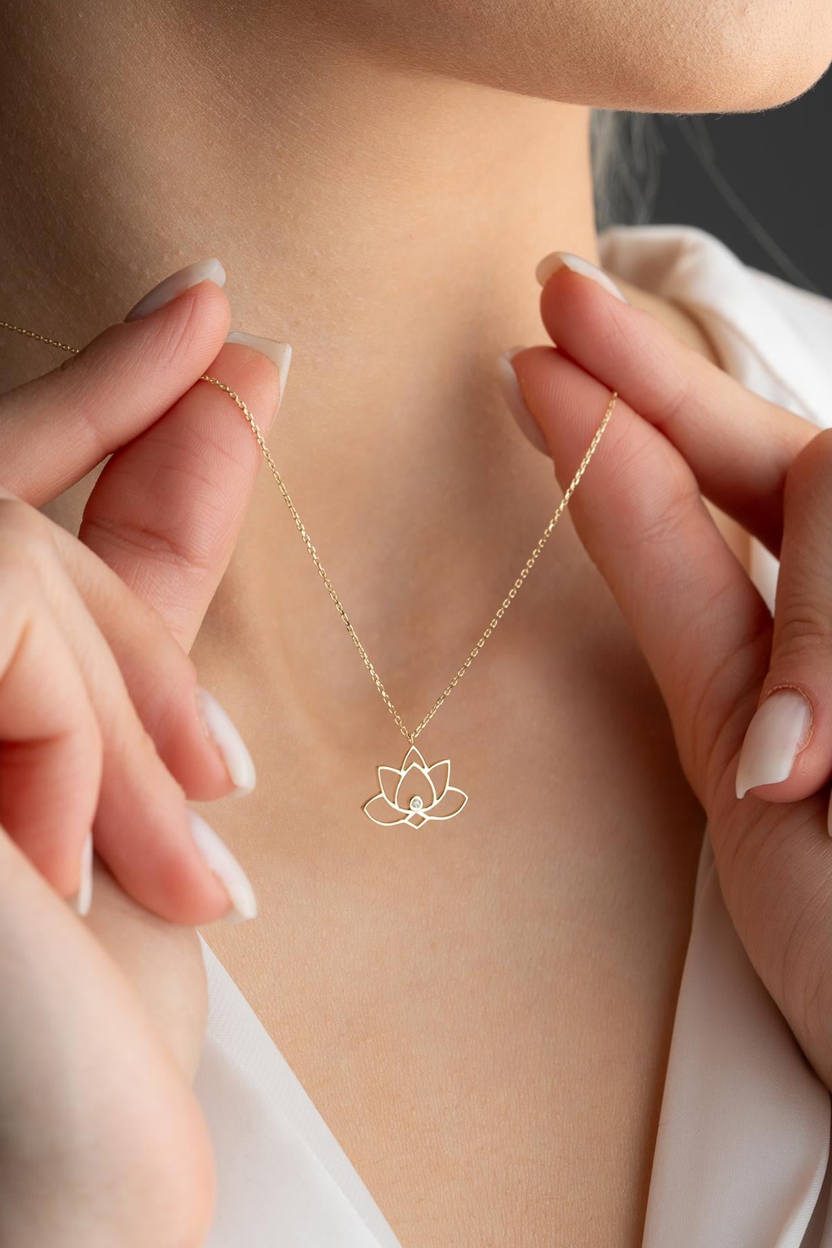 14 Ayar Altın 0.02 Ct Pırlantalı Lotus Çiçeği Model Kolye
