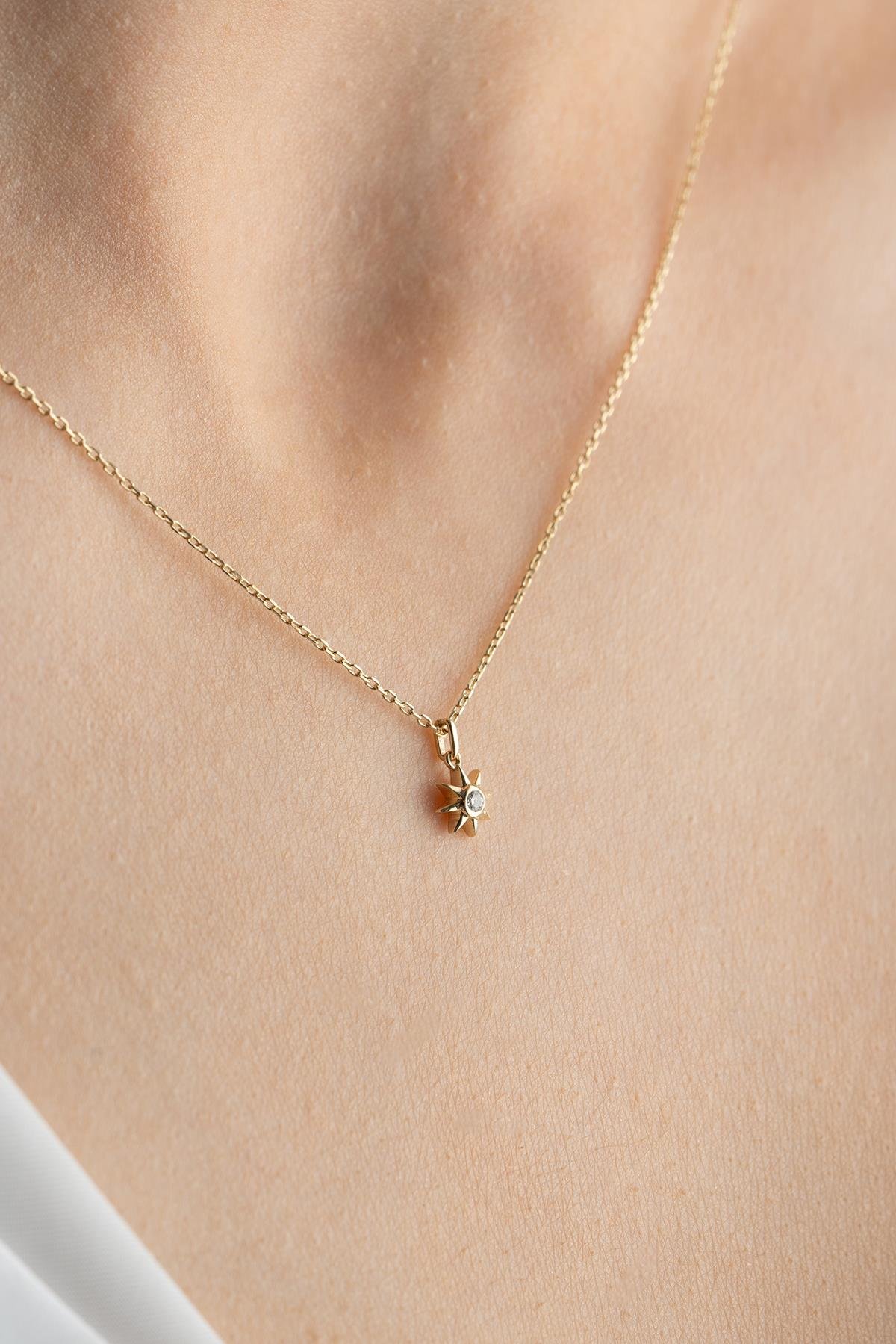 14 Ayar Altın 0.02 Ct Pırlantalı Tektaş Güneş Model Kolye