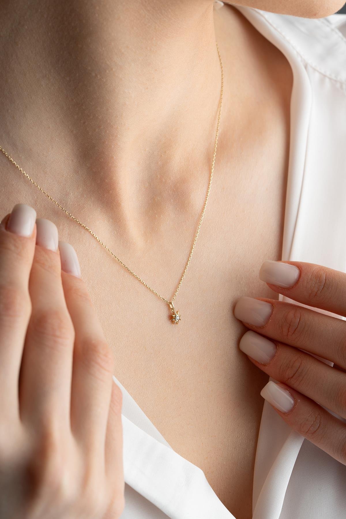 14 Ayar Altın 0.02 Ct Pırlantalı Tektaş Güneş Model Kolye