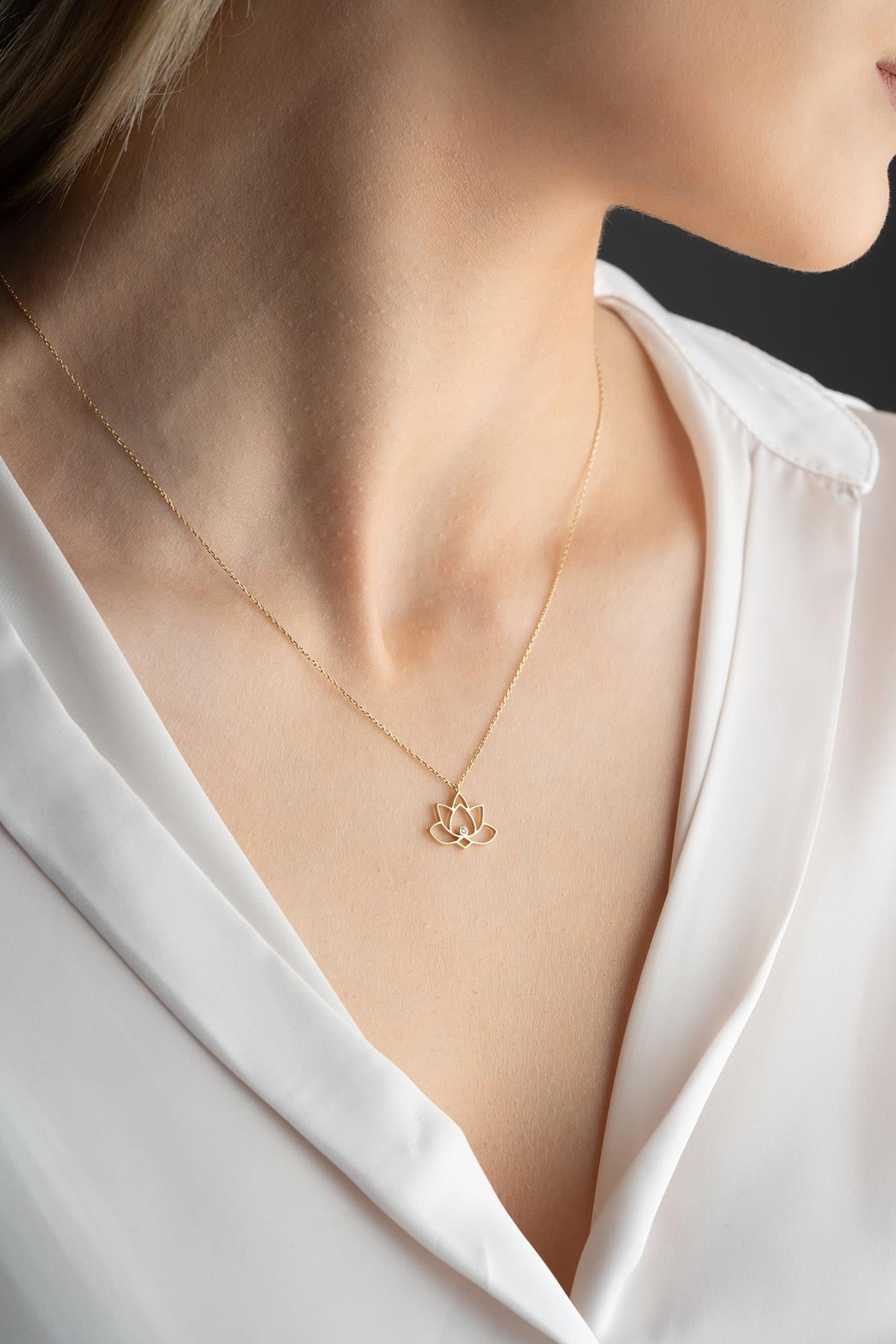 14 Ayar Altın 0.02 Ct Pırlantalı Lotus Çiçeği Model Kolye
