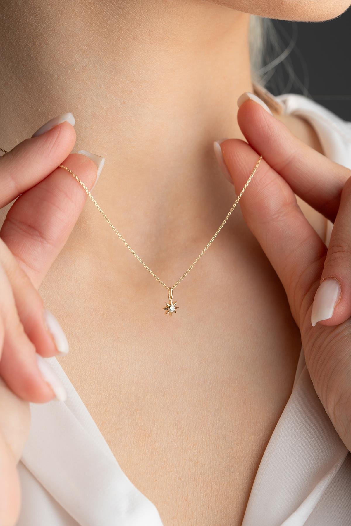 14 Ayar Altın 0.02 Ct Pırlantalı Tektaş Güneş Model Kolye
