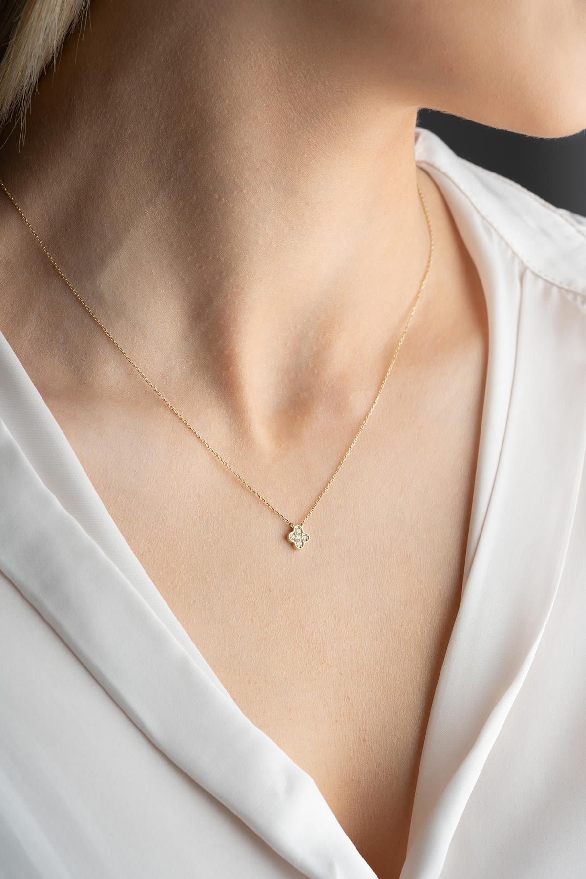 14 Ayar Altın 0.11 Ct Pırlantalı Yonca Model Kolye