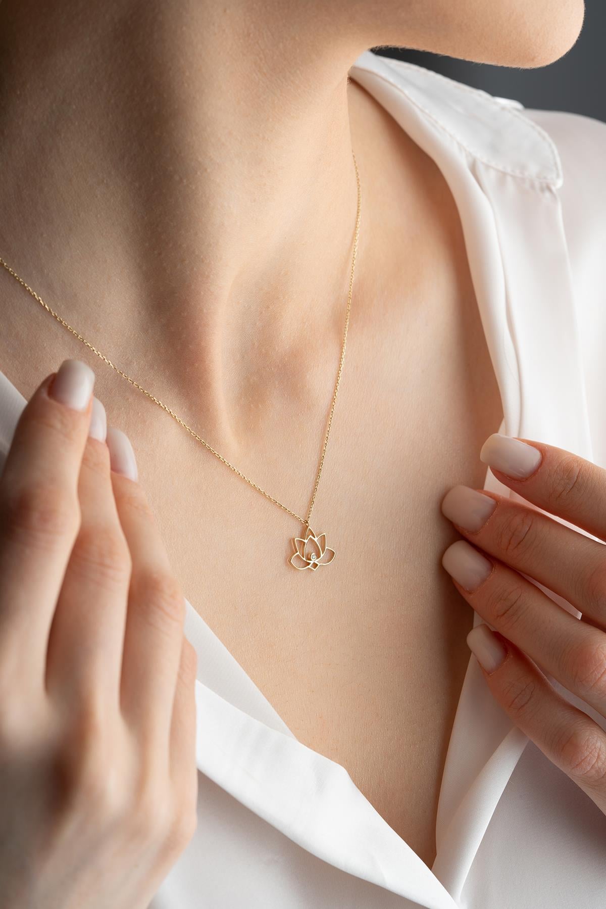 14 Ayar Altın 0.02 Ct Pırlantalı Lotus Çiçeği Model Kolye