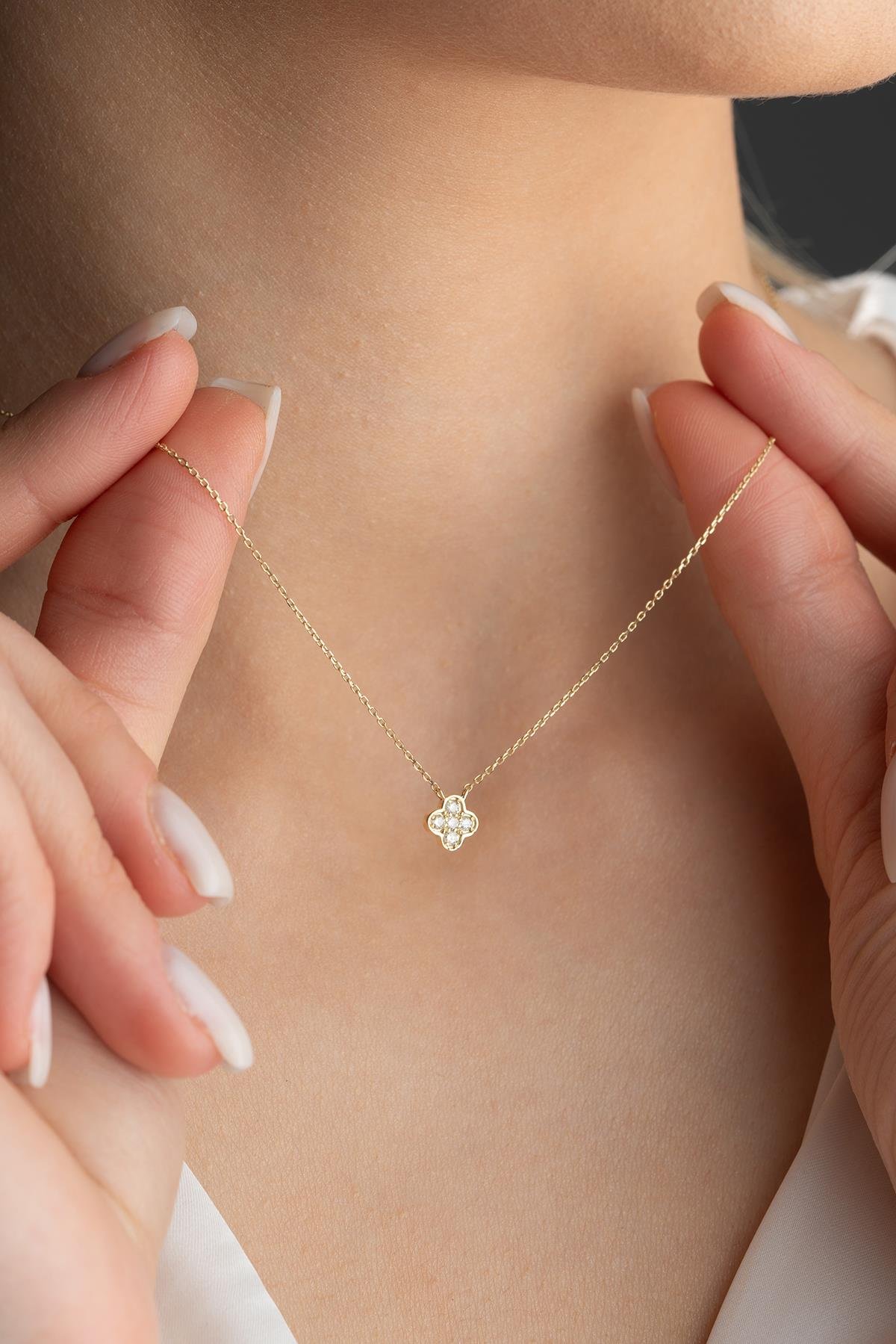 14 Ayar Altın 0.11 Ct Pırlantalı Yonca Model Kolye