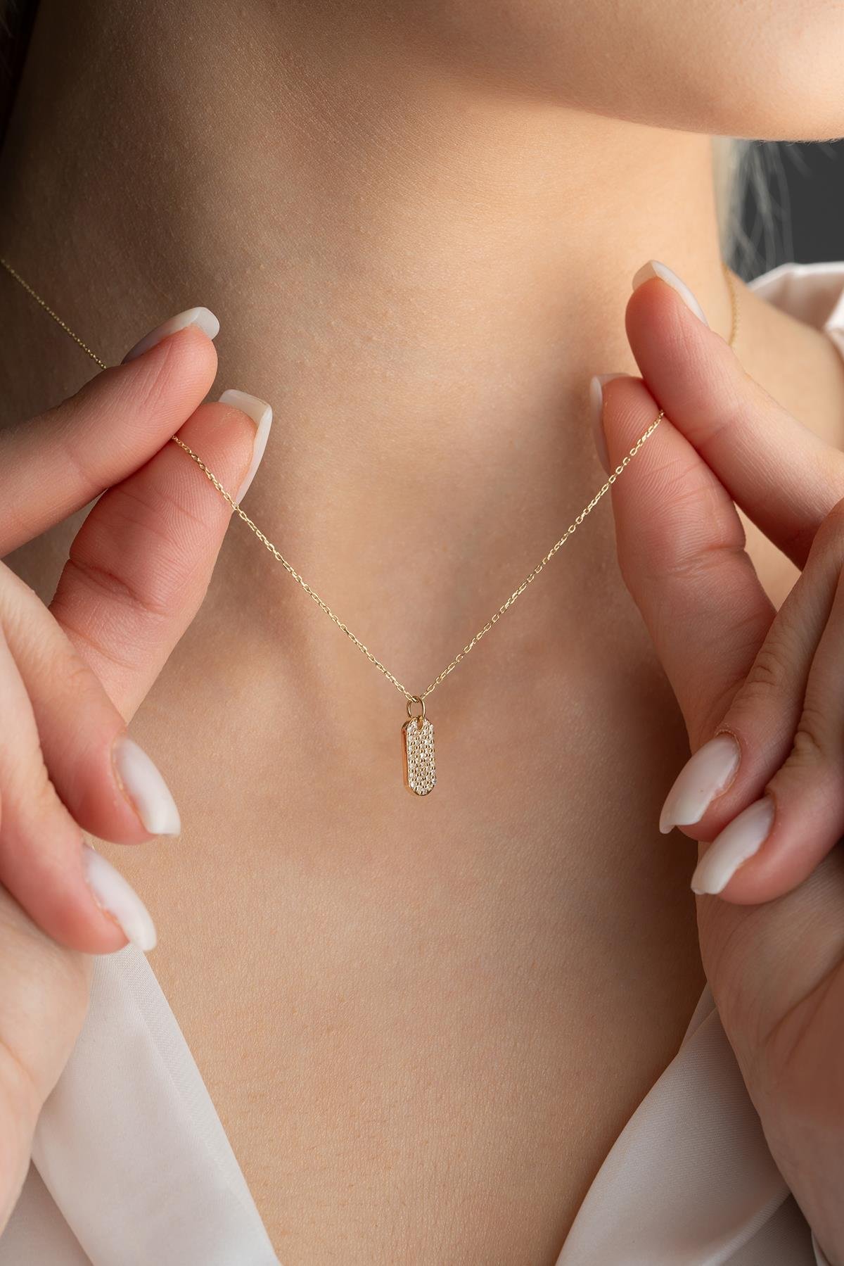 14 Ayar Altın 0.28 Ct Pırlantalı Dikdörtgen Model Kolye