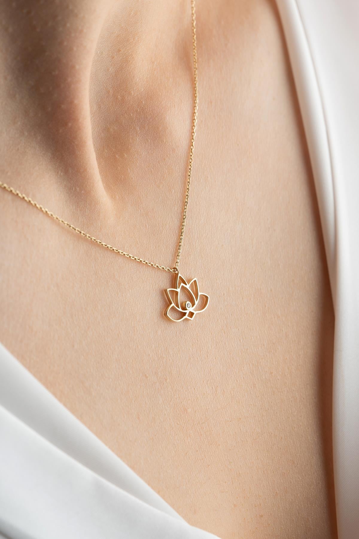 14 Ayar Altın 0.02 Ct Pırlantalı Lotus Çiçeği Model Kolye