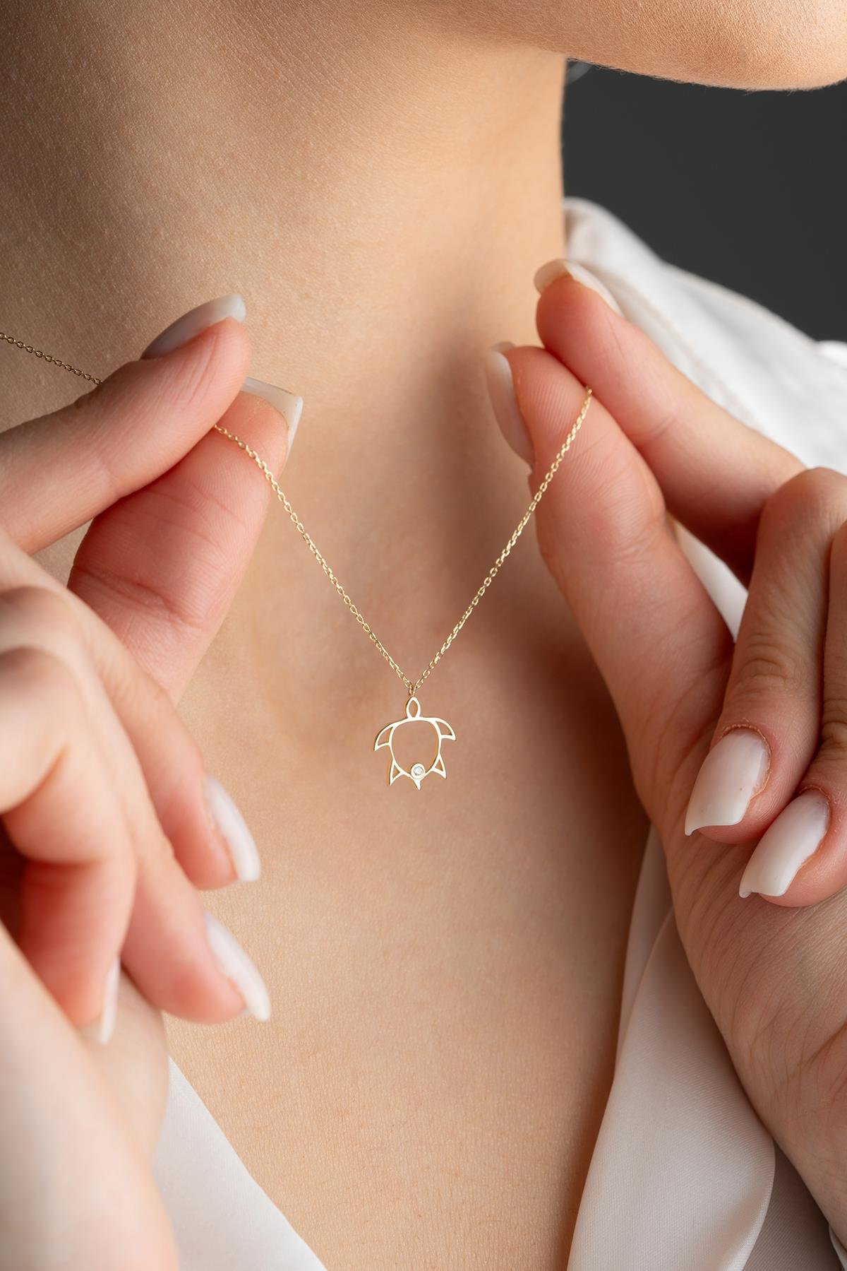 14 Ayar Altın 0.01 Ct Pırlantalı Tektaş Kaplumbağa Model Kolye