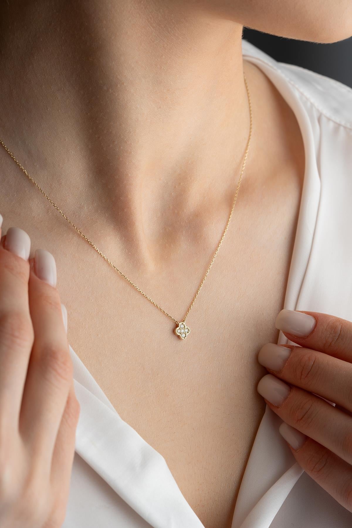 14 Ayar Altın 0.11 Ct Pırlantalı Yonca Model Kolye
