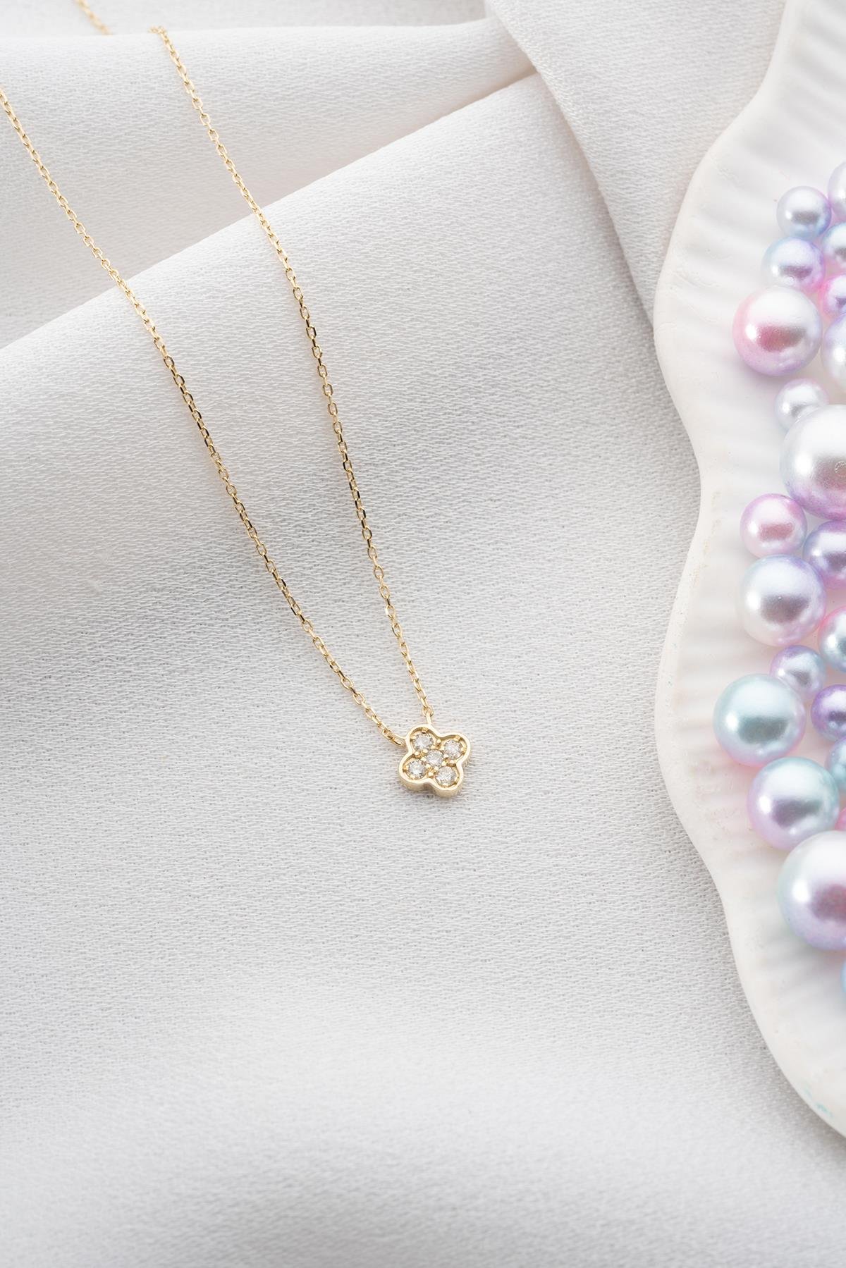 14 Ayar Altın 0.11 Ct Pırlantalı Yonca Model Kolye