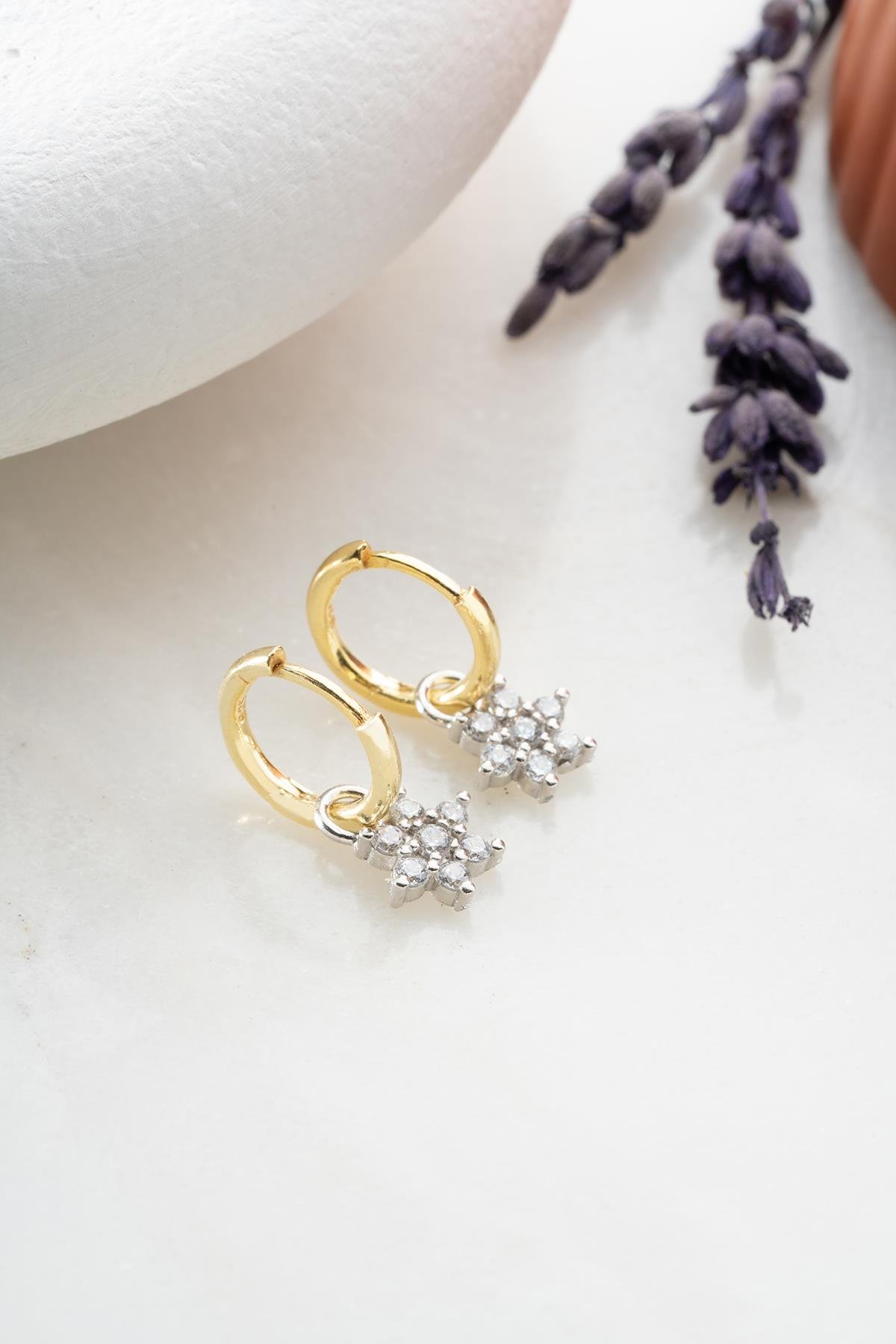 925 Ayar Gümüş 10 mm Halka Sallantılı Zirkon Taşlı Çiçek Küpe