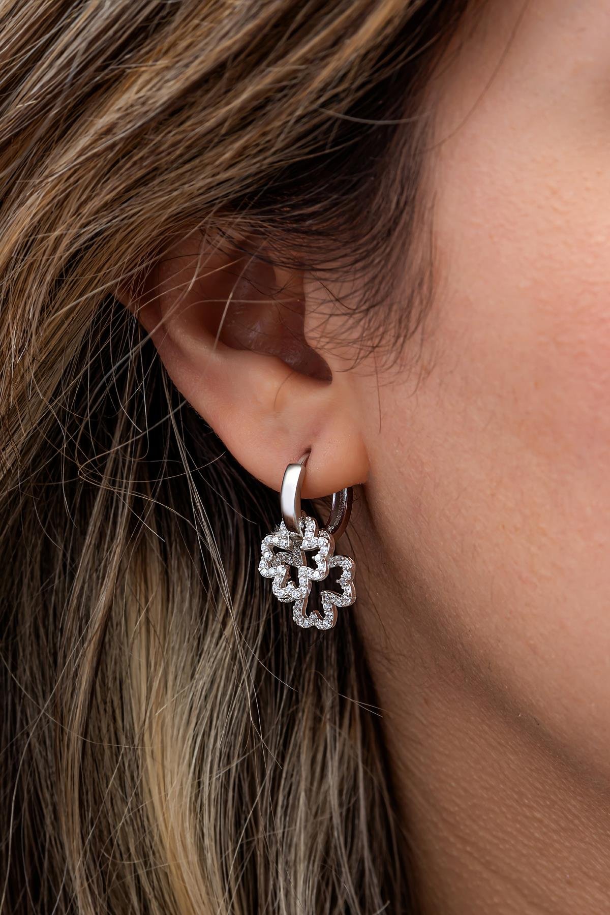 925 Ayar Gümüş 15 mm Sallantılı Zirkon Taşlı Yonca Küpe