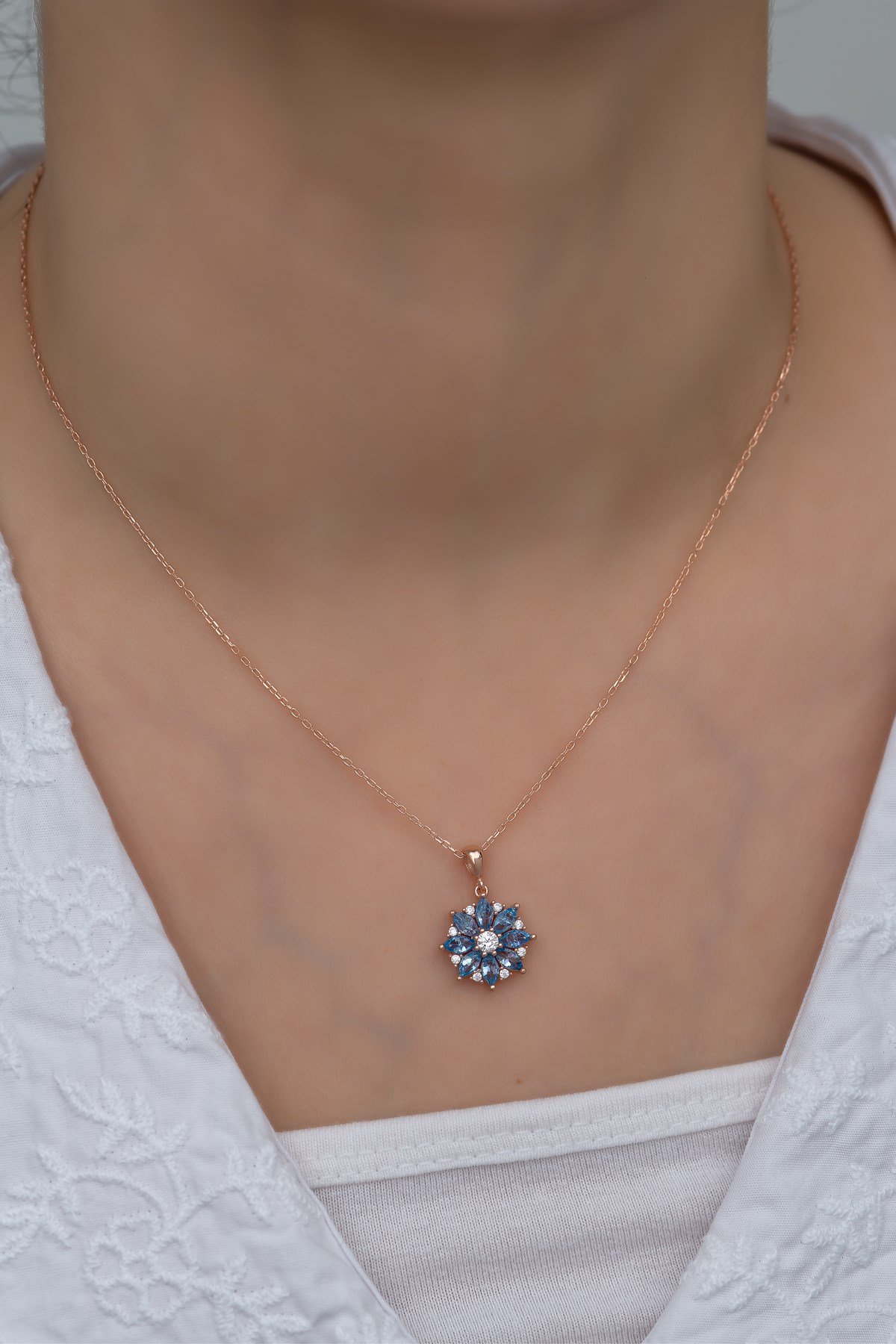 925 Ayar Gümüş Aquamarin Taşlı Lotus Çiçeği Kolye