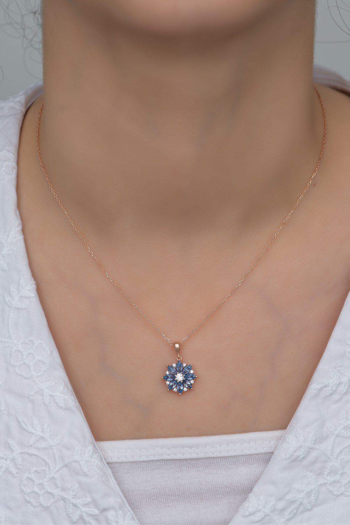 925 Ayar Gümüş Aquamarin Taşlı Lotus Çiçeği Kolye