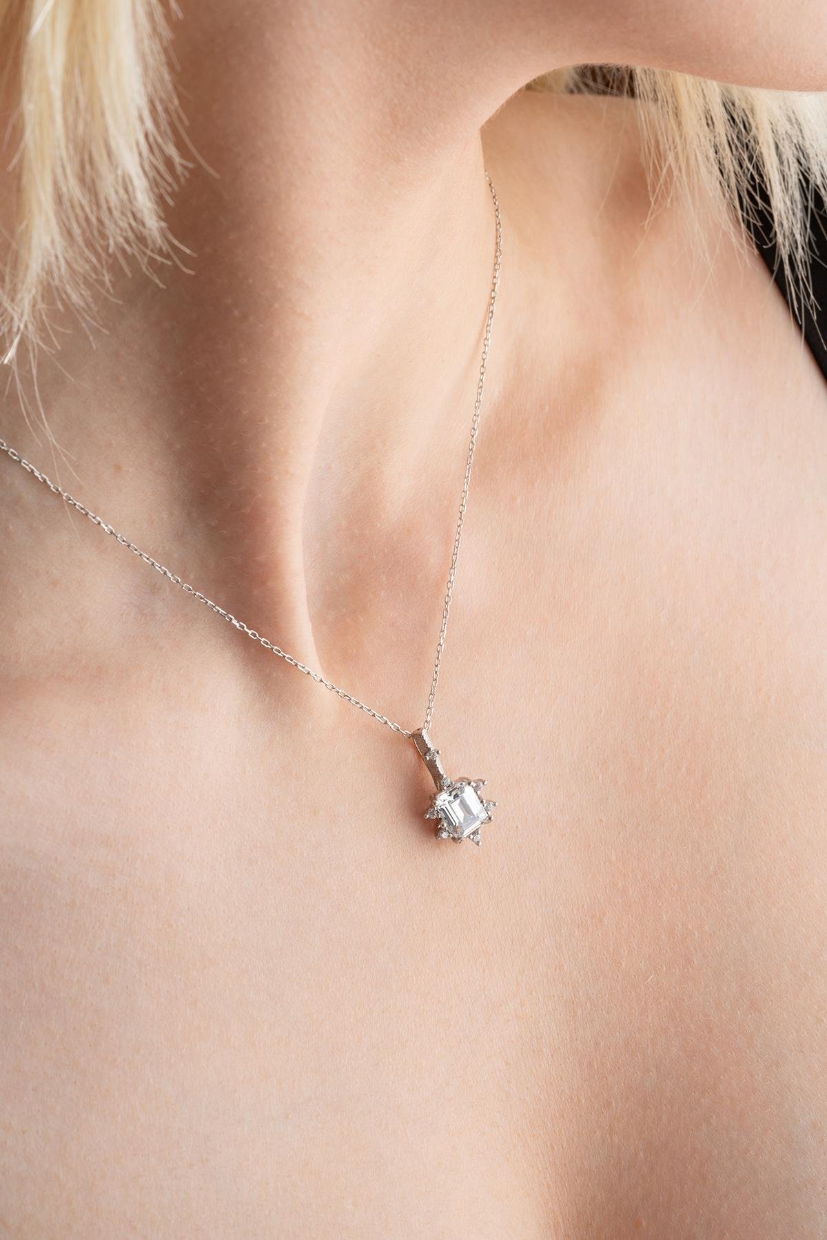 925 Ayar Gümüş Beyaz Baget Taşlı Küpe Ve Kolye Set