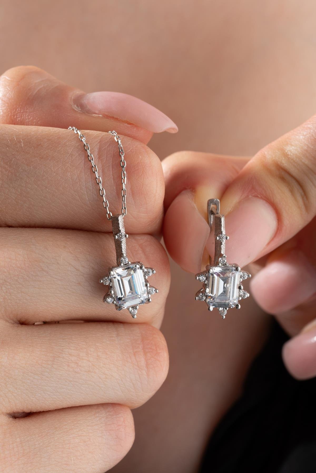 925 Ayar Gümüş Beyaz Baget Taşlı Küpe Ve Kolye Set