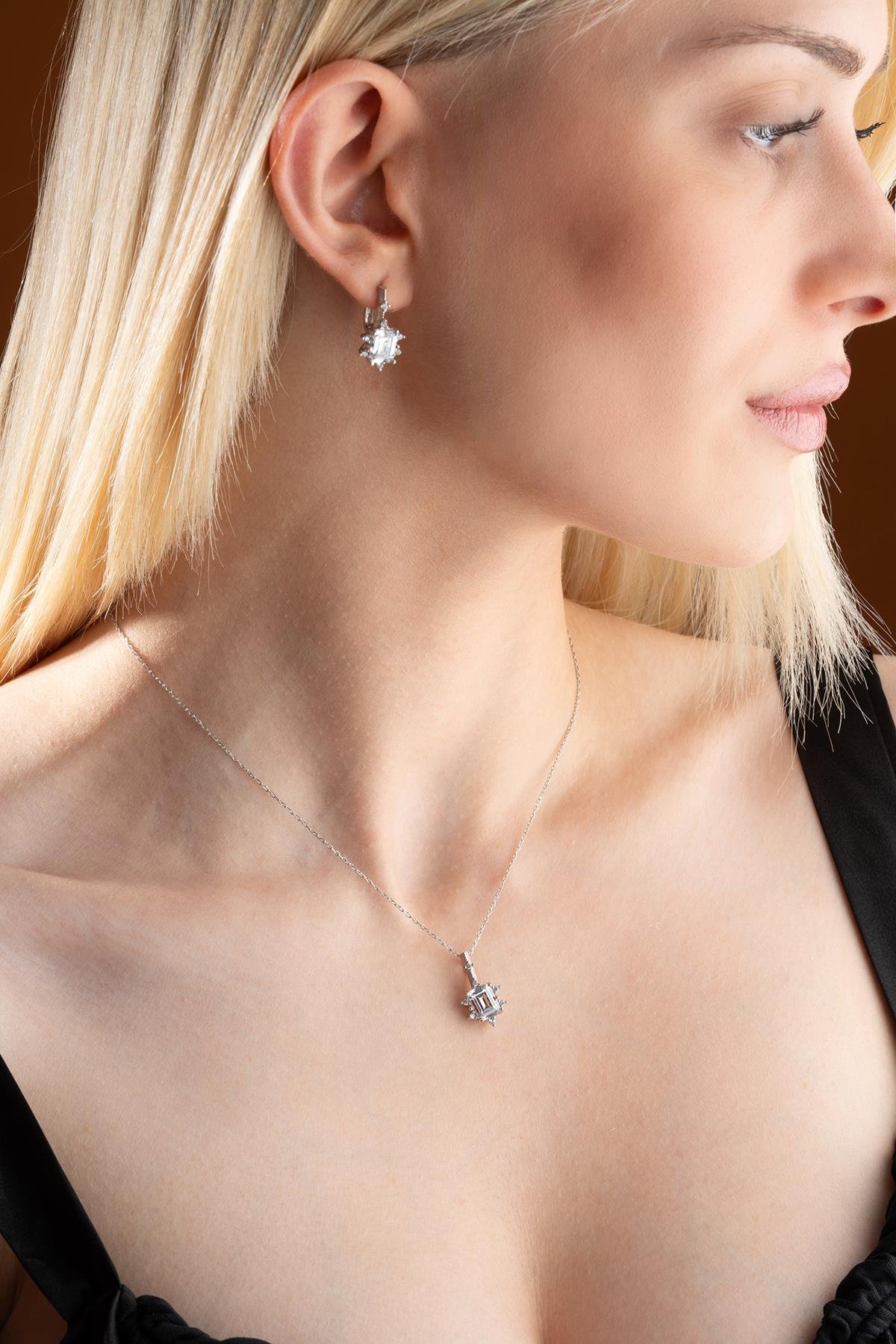 925 Ayar Gümüş Beyaz Baget Taşlı Küpe Ve Kolye Set