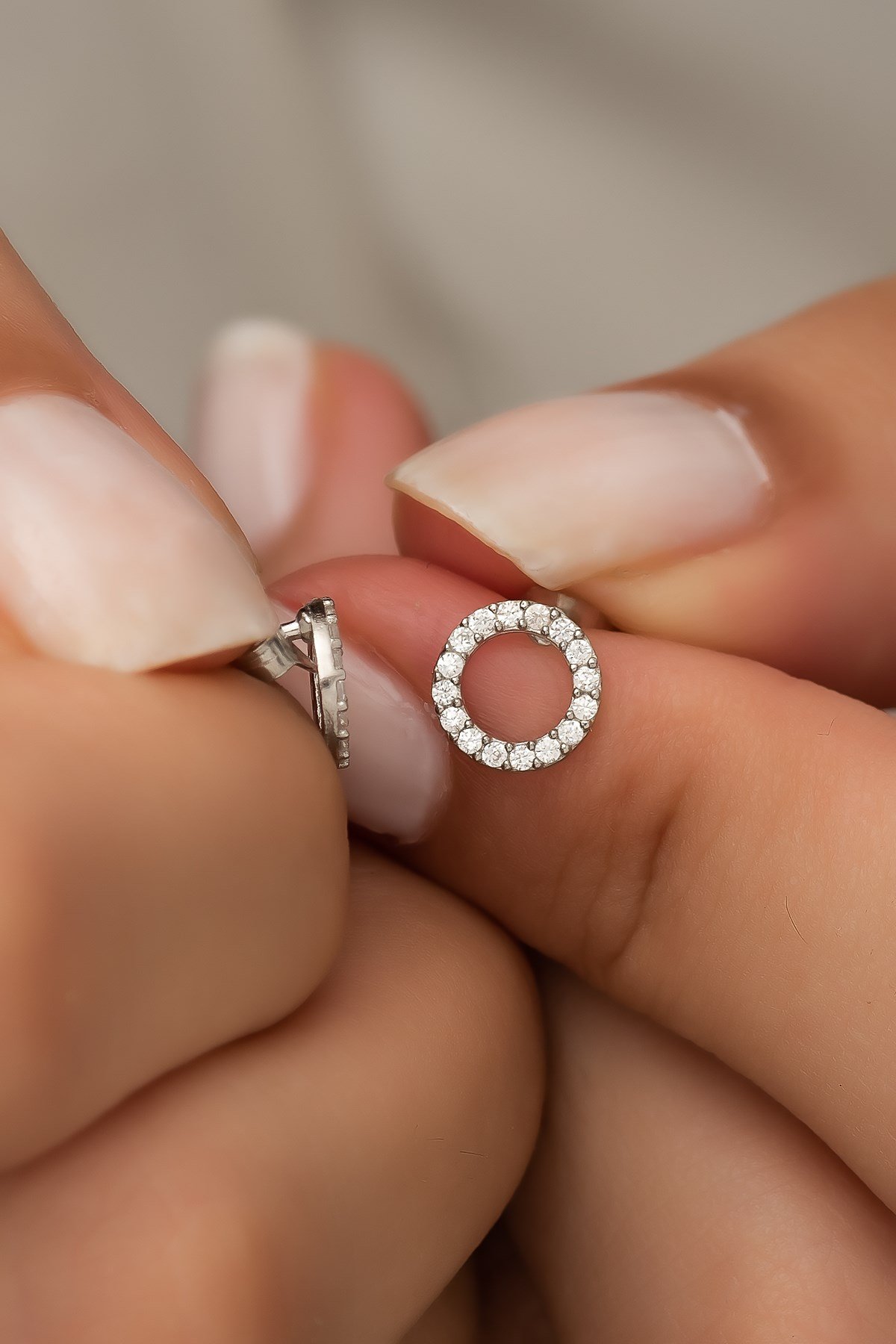 925 Ayar Gümüş Beyaz Minik Yuvarlak Tasarım Küpe