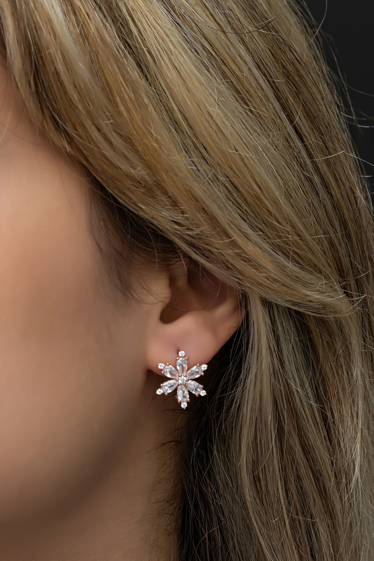 925 Ayar Gümüş Beyaz Taşlı Kamelya Çiçeği Küpe