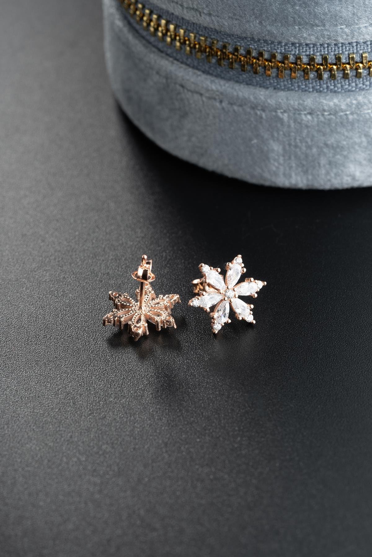 925 Ayar Gümüş Beyaz Taşlı Kamelya Çiçeği Küpe